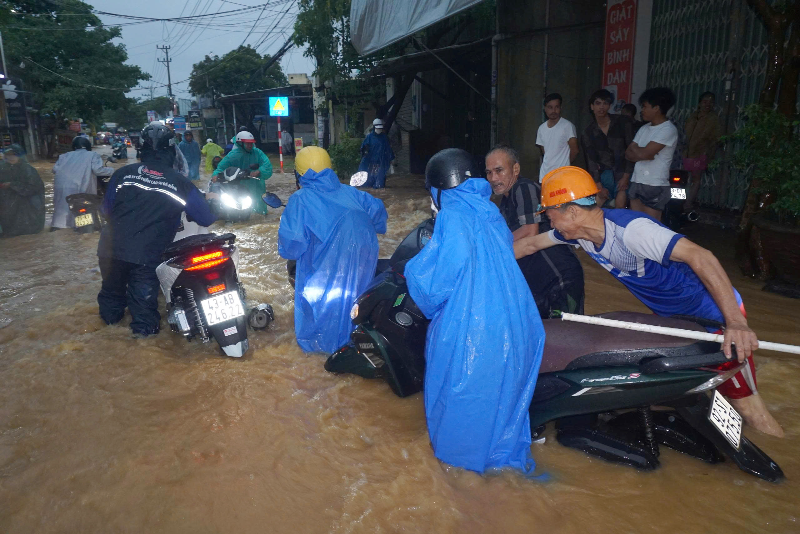 Mưa lớn Đà Nẵng gây ngập nặng , nước cuồn cuộn tràn qua đường Âu Cơ - Ảnh 3. Mưa lớn Đà Nẵng gây ngập nặng , nước cuồn cuộn tràn qua đường Âu Cơ - Ảnh 3.
