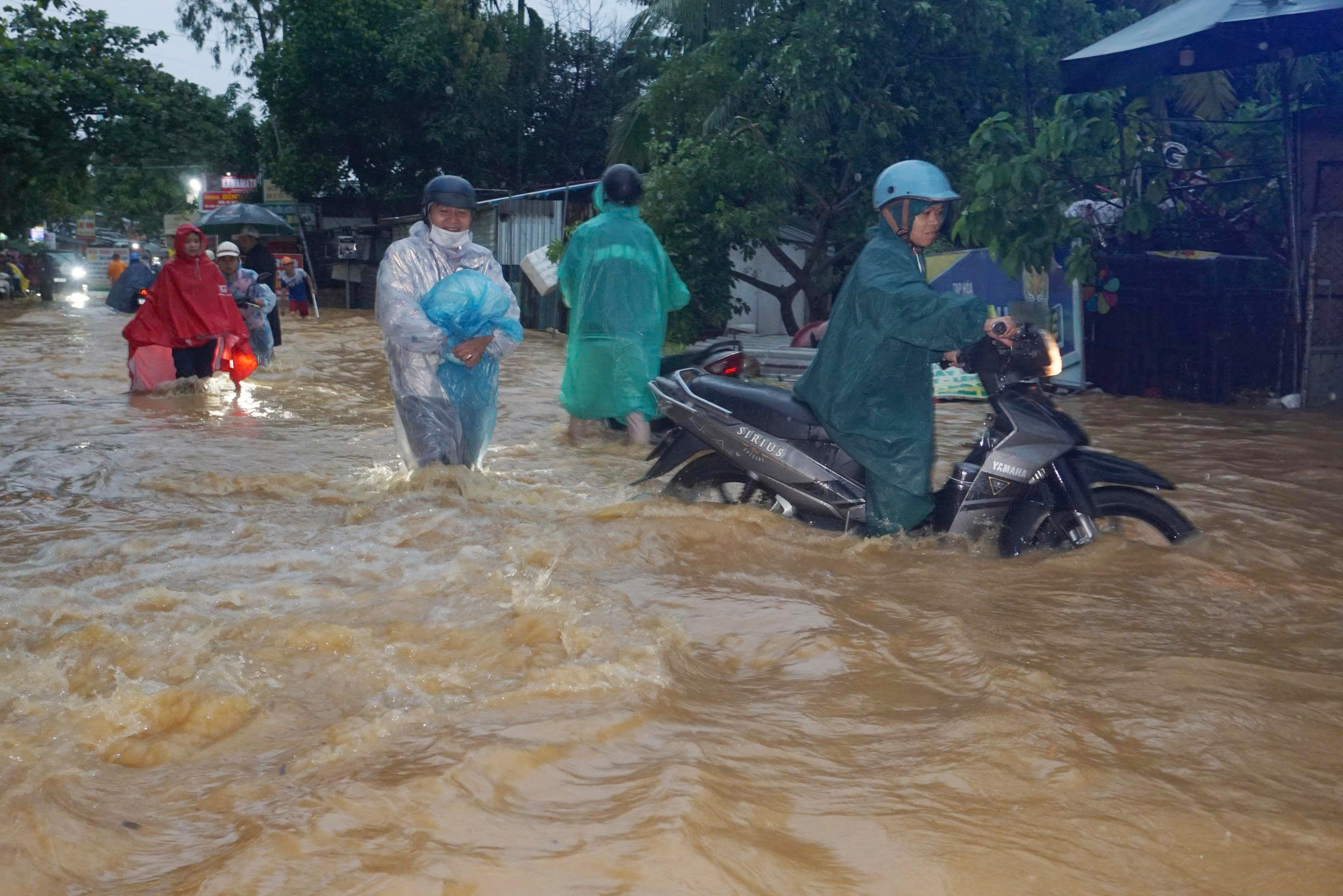Mưa lớn Đà Nẵng gây ngập nặng , nước cuồn cuộn tràn qua đường Âu Cơ - Ảnh 4. Mưa lớn Đà Nẵng gây ngập nặng , nước cuồn cuộn tràn qua đường Âu Cơ - Ảnh 4.