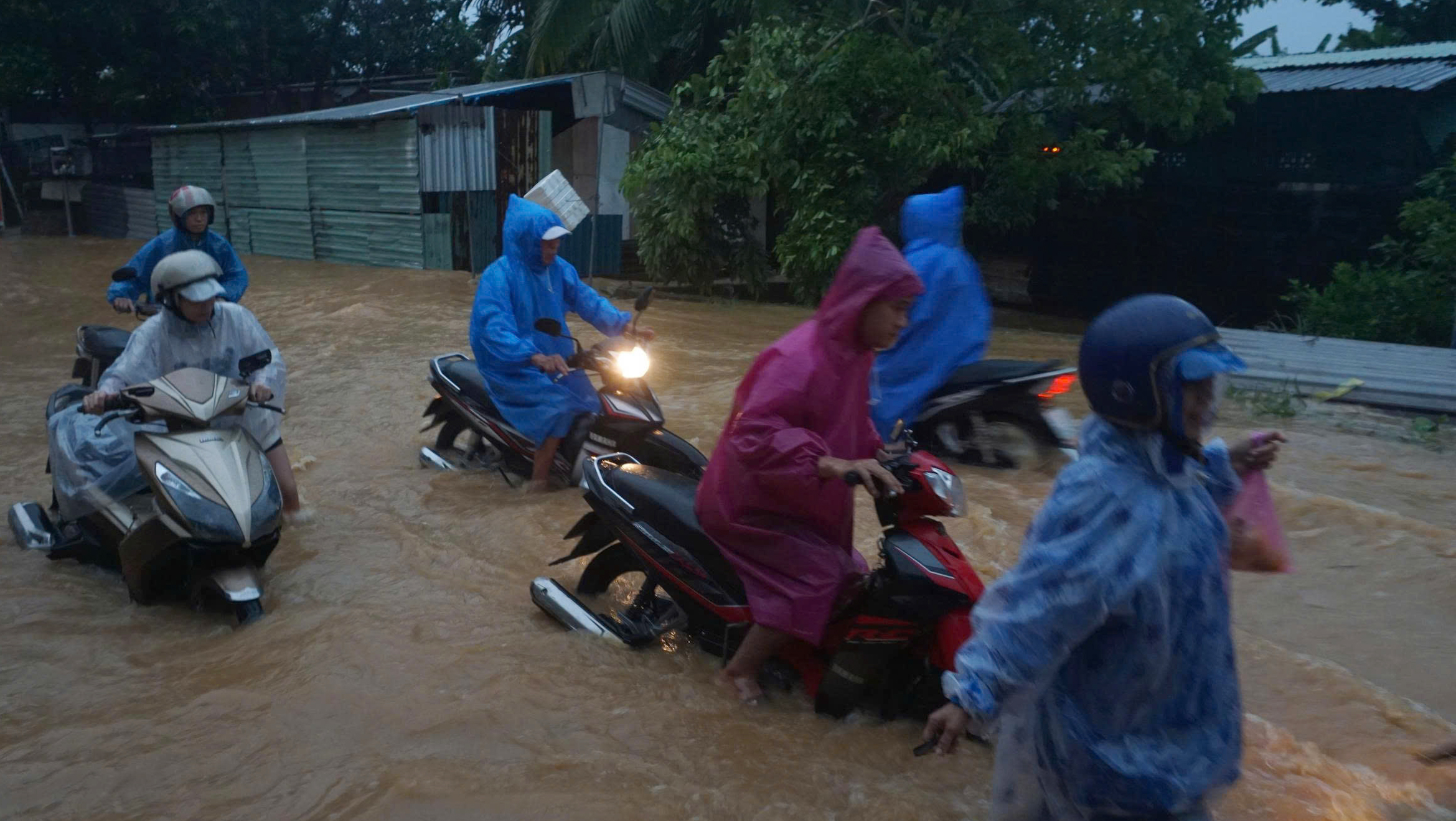 Mưa lớn Đà Nẵng gây ngập nặng , nước cuồn cuộn tràn qua đường Âu Cơ - Ảnh 7. Mưa lớn Đà Nẵng gây ngập nặng , nước cuồn cuộn tràn qua đường Âu Cơ - Ảnh 7.