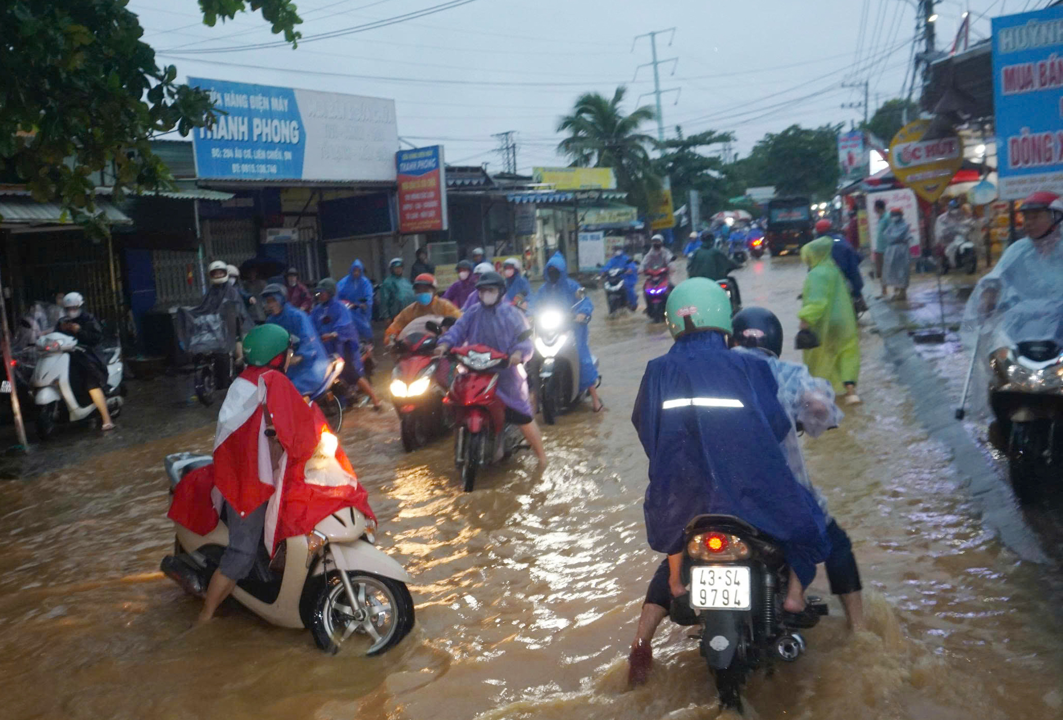 Mưa lớn Đà Nẵng gây ngập nặng , nước cuồn cuộn tràn qua đường Âu Cơ - Ảnh 11. Mưa lớn Đà Nẵng gây ngập nặng , nước cuồn cuộn tràn qua đường Âu Cơ - Ảnh 11.