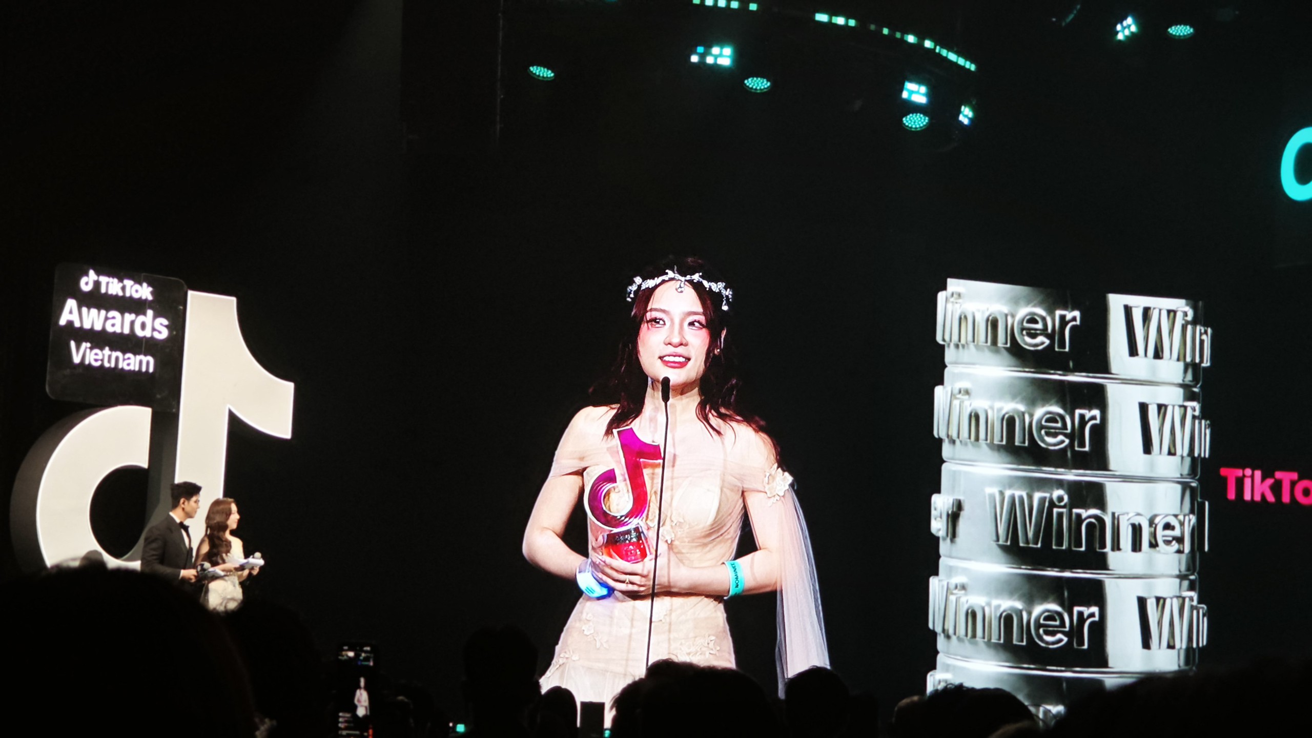 Ngọc Kem giành giải bán hàng xuất sắc tại TikTok Awards Việt Nam 2025 - Ảnh 2. Ngọc Kem giành giải bán hàng xuất sắc tại TikTok Awards Việt Nam 2025 - Ảnh 2.
