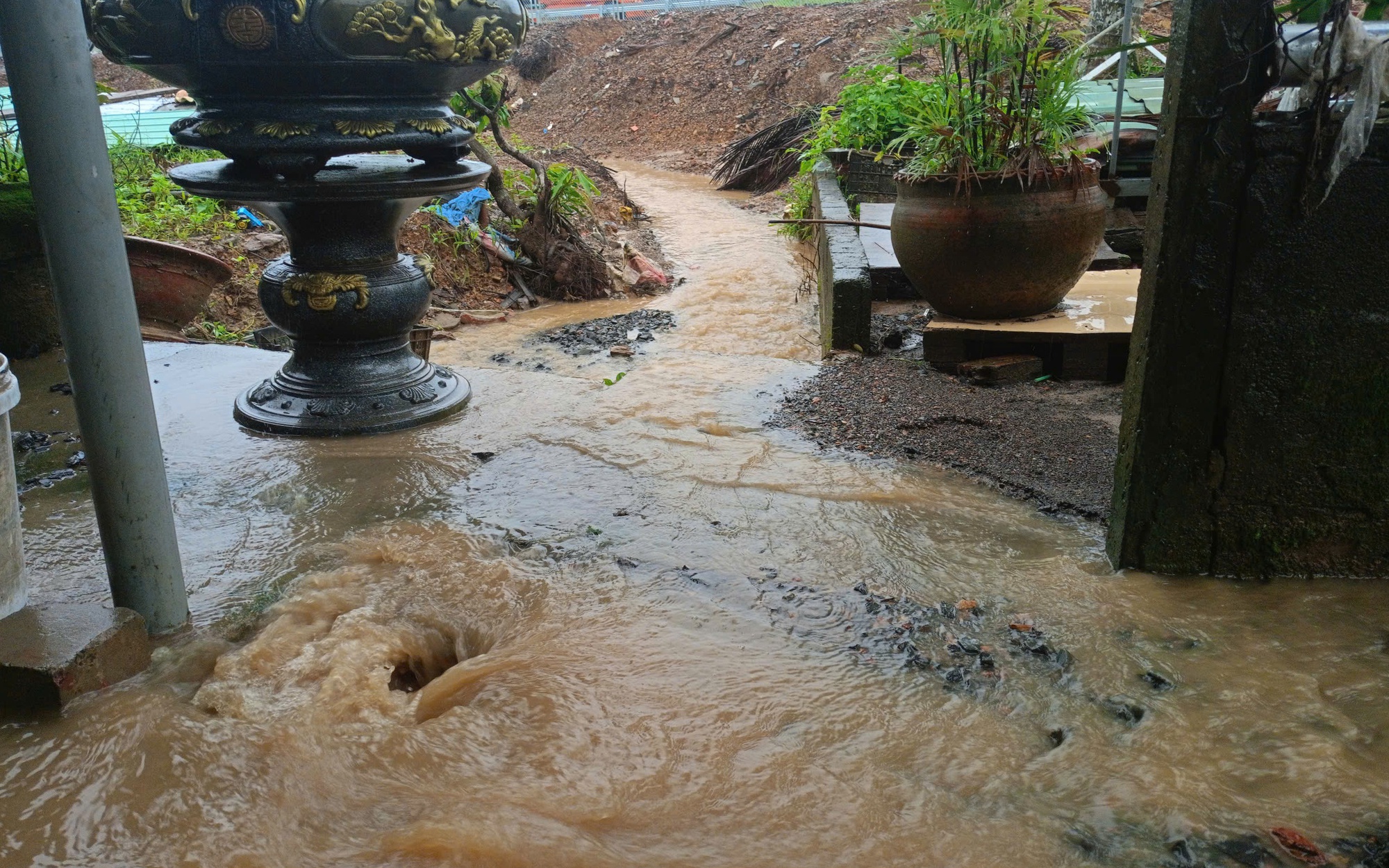 Nguy cơ sạt lở tại nghĩa trang Hòa Sơn Đà Nẵng sau mưa lớn kéo dài - Ảnh 9.