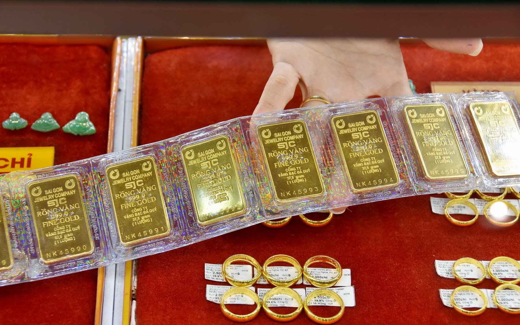 Giá vàng hôm nay, 18-10: Vàng thế giới lao dốc hàng trăm USD - Ảnh 2.