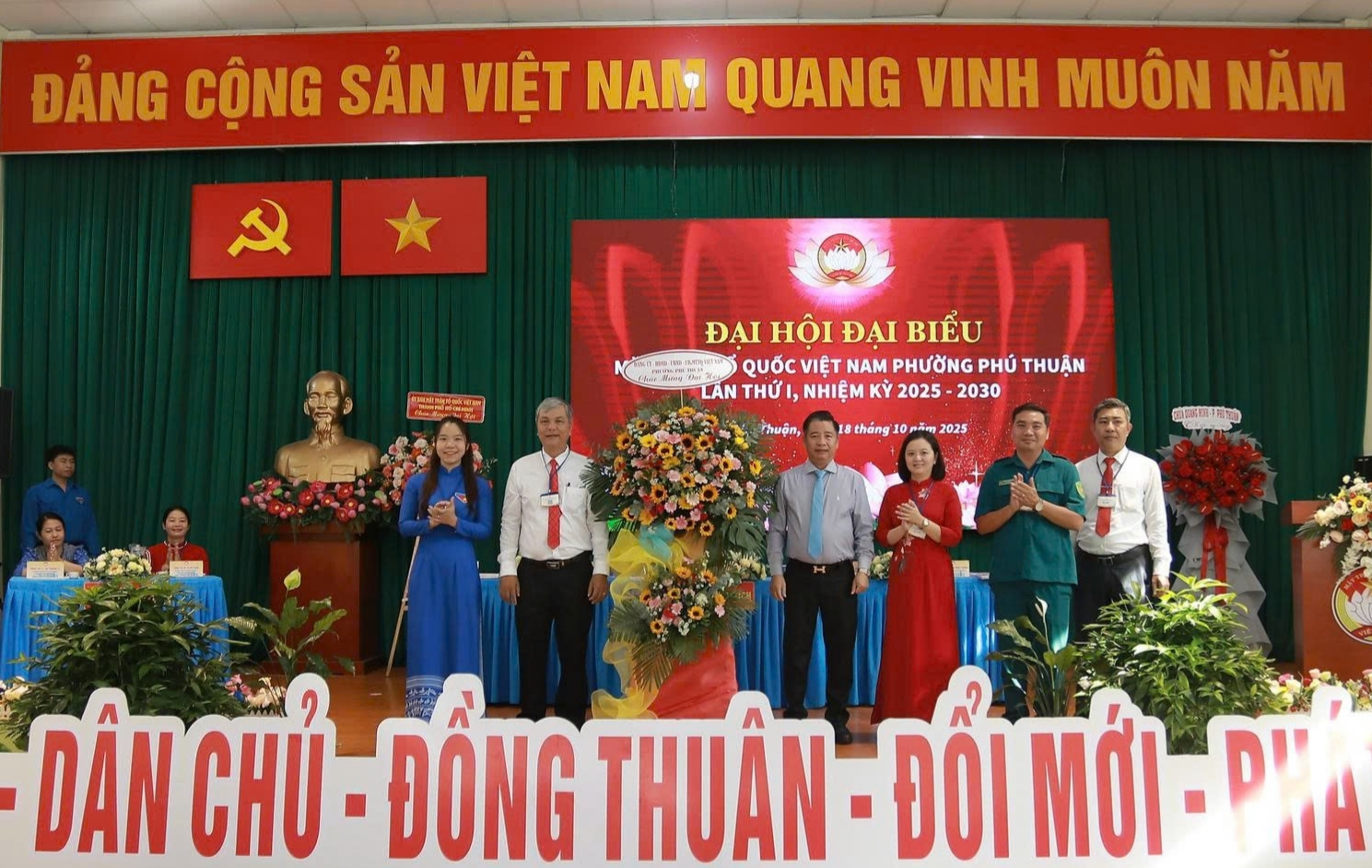 Ông Lê Văn Dừa giữ chức Chủ tịch Ủy ban MTTQ Việt Nam phường Phú Thuận - Ảnh 1. Ông Lê Văn Dừa giữ chức Chủ tịch Ủy ban MTTQ Việt Nam phường Phú Thuận - Ảnh 1.