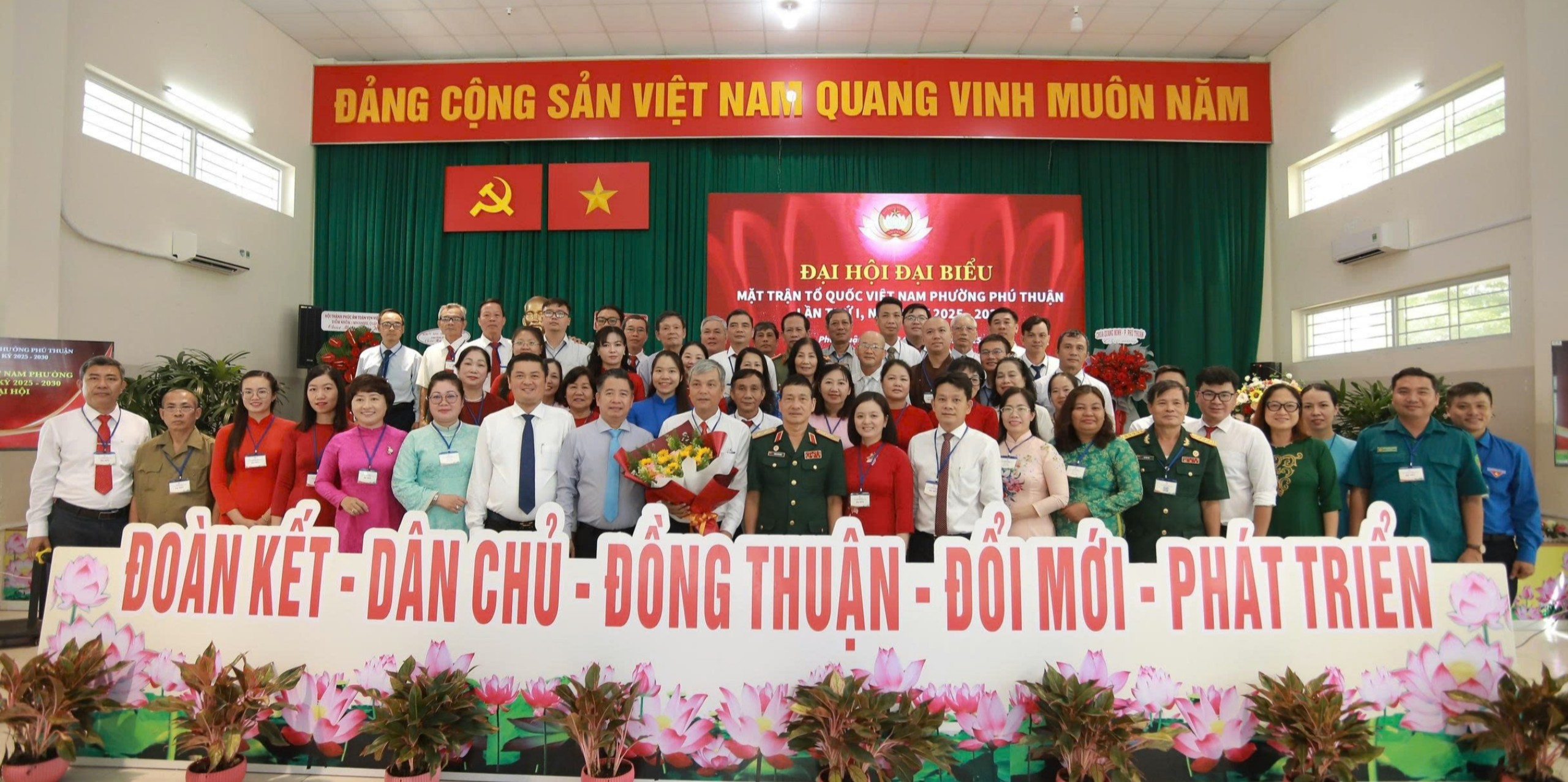 Ông Lê Văn Dừa giữ chức Chủ tịch Ủy ban MTTQ Việt Nam phường Phú Thuận - Ảnh 2. Ông Lê Văn Dừa giữ chức Chủ tịch Ủy ban MTTQ Việt Nam phường Phú Thuận - Ảnh 2.
