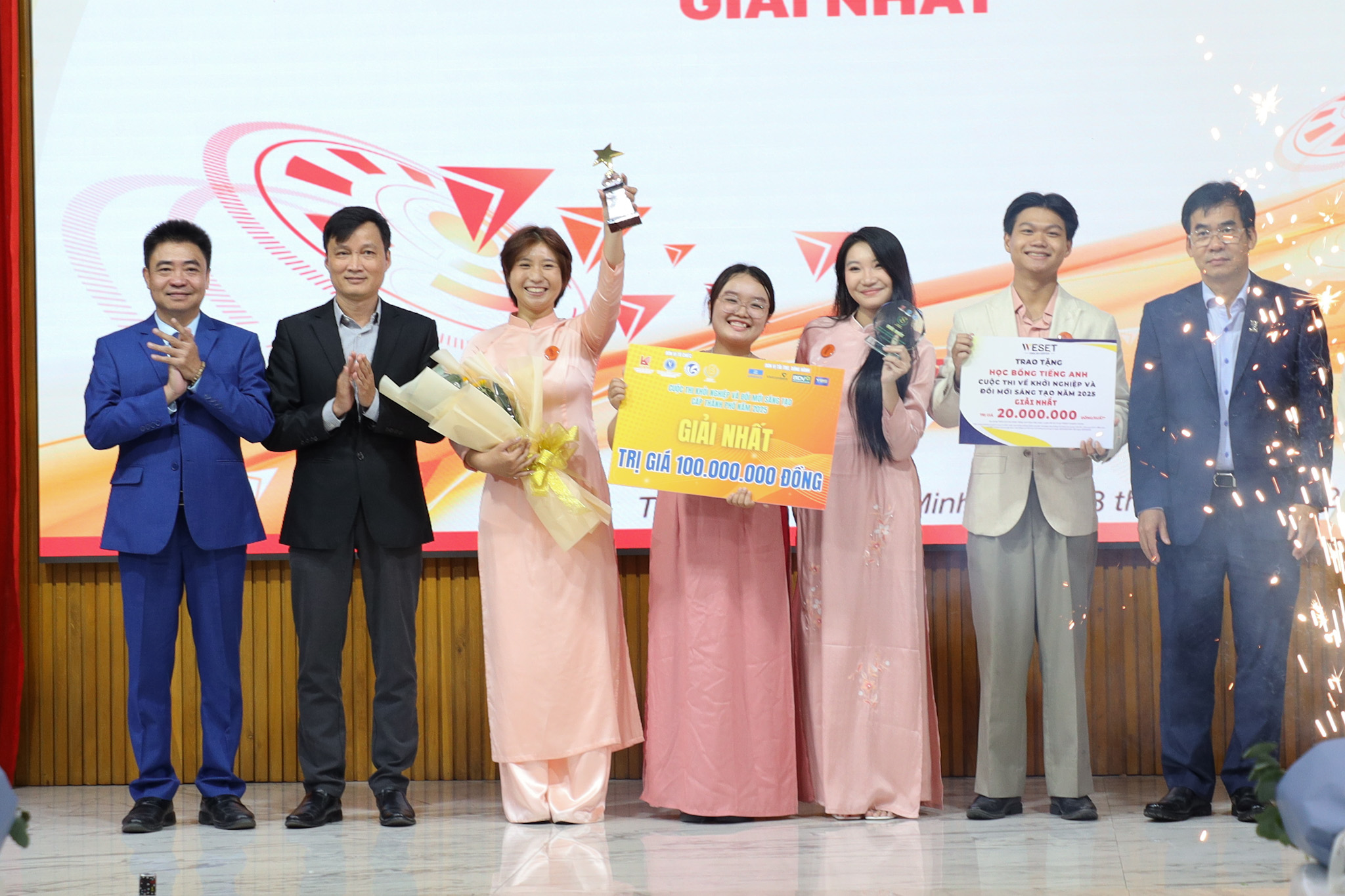 Dự án "Ánh sáng sứ" đoạt giải nhất cuộc thi khởi nghiệp và sáng tạo TP HCM 2025 - Ảnh 1.