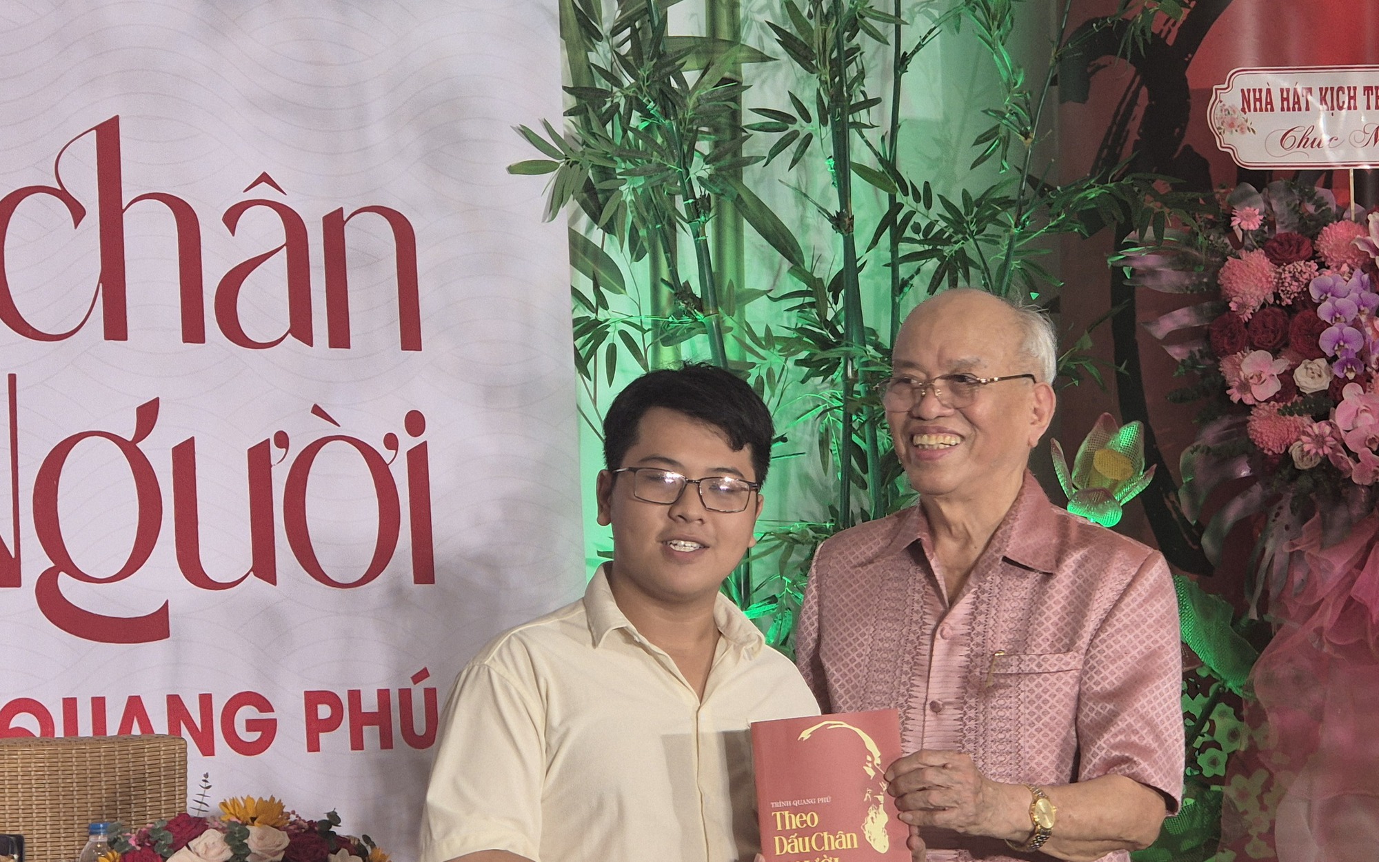  Ra mắt truyện k&yacute; "Người đi mu&ocirc;n tr&ugrave;ng non nước" - Ảnh 2.