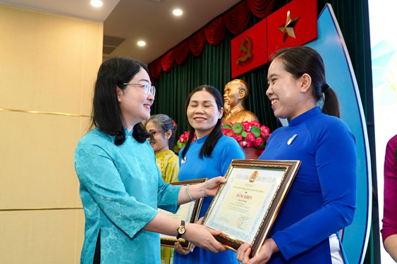 Hài hòa việc nước, việc nhà - Ảnh 1. Hài hòa việc nước, việc nhà - Ảnh 1.