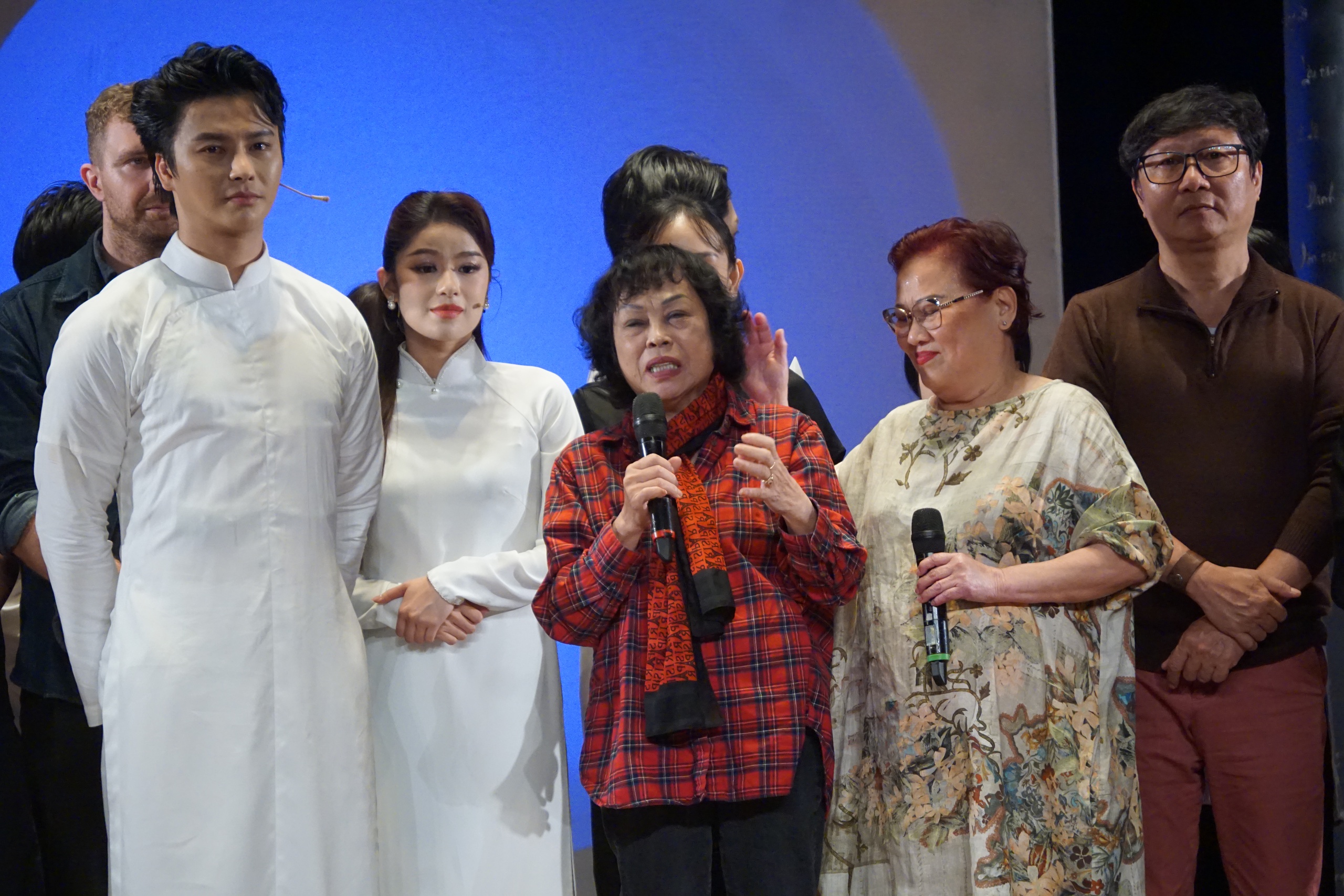Võ Minh Lâm, Hoàng Yến làm khán giả thổn thức và khóc với "Bút máu" của đạo diễn Minh Nguyệt - Ảnh 1.