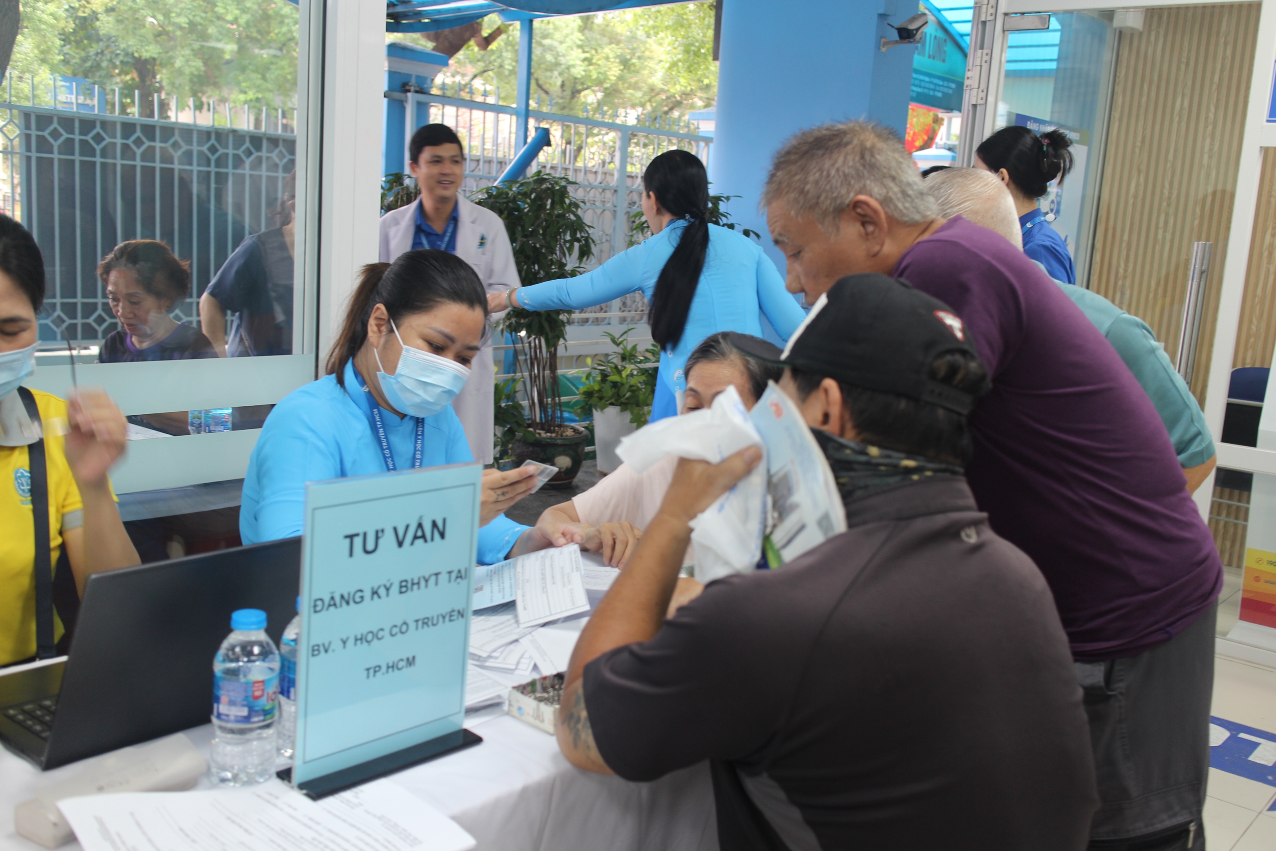 Khám, chữa bệnh BHYT vào ngày nghỉ có được thanh toán? - Ảnh 1.