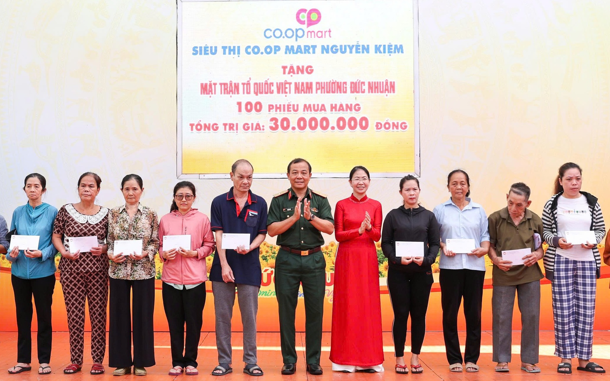 TPHCM: Phường Đức Nhuận tổ chức đi bộ, gây quỹ chăm lo cho người khó khăn - Ảnh 7.