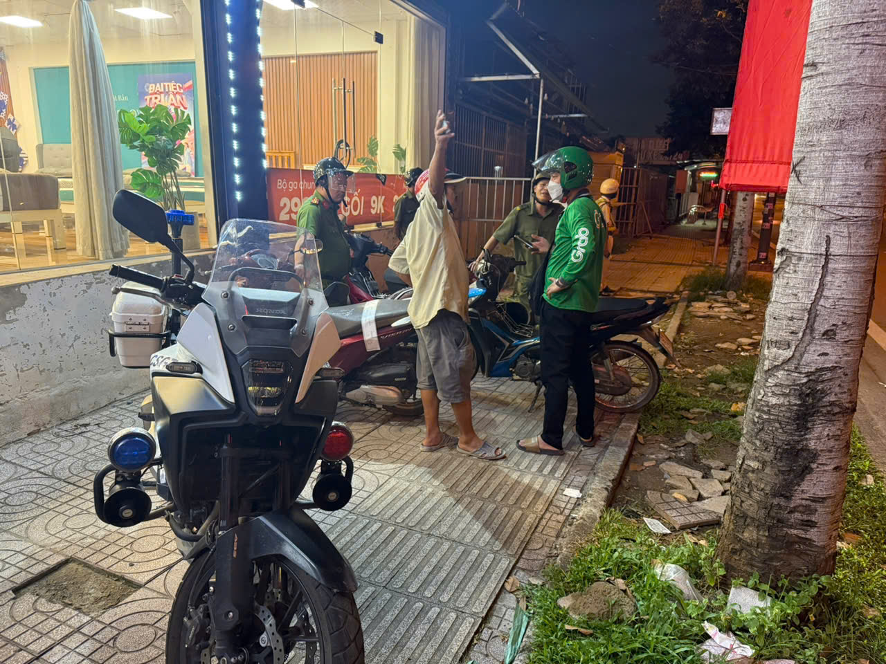 CSGT TP HCM sẽ đo nồng độ cồn từ 12 giờ trưa, người dân lưu ý không uống rượu bia khi lái xe - Ảnh 2.