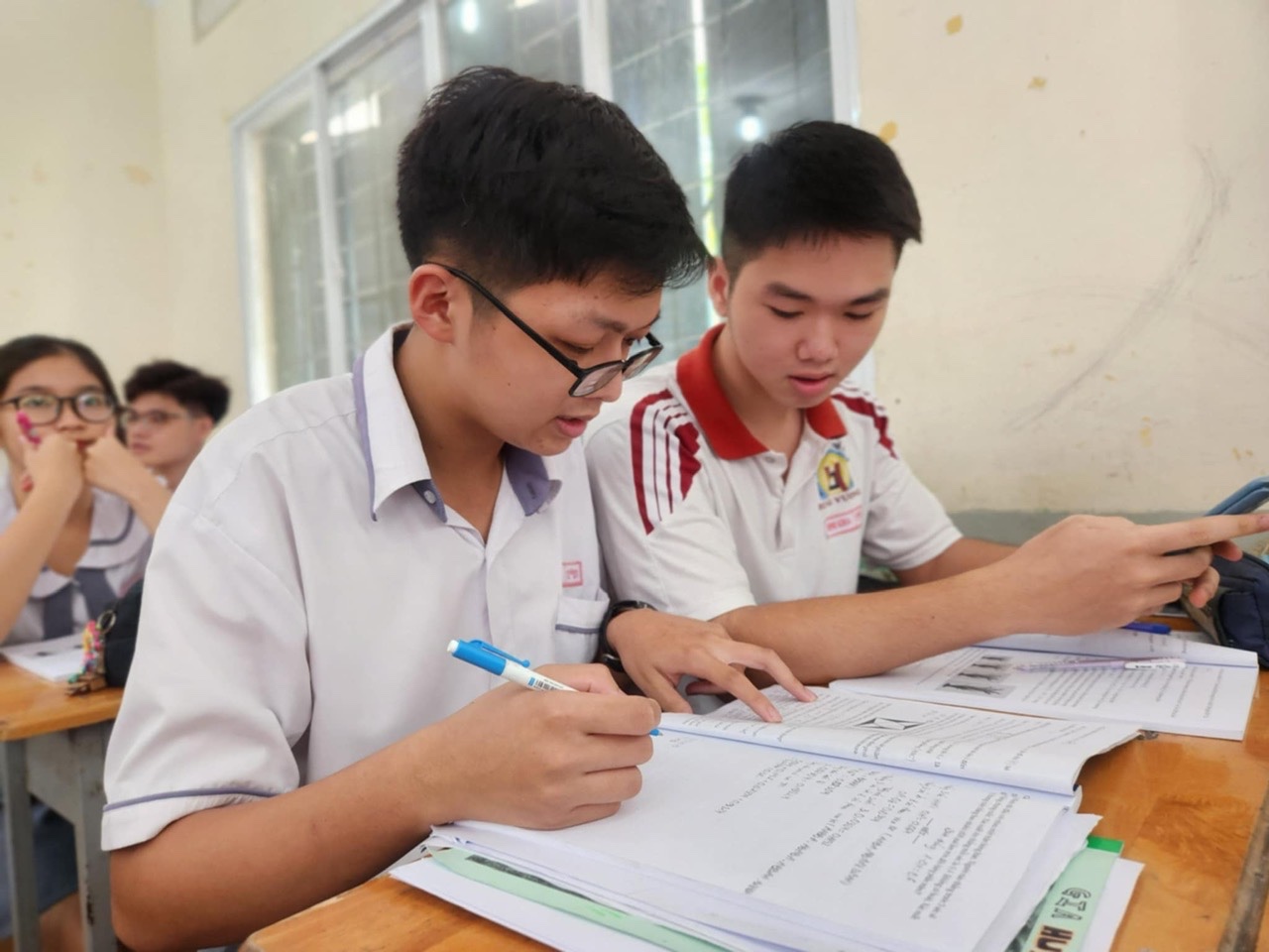 Những nội dung nào giáo viên phải dạy miễn phí cho học sinh? - Ảnh 1.