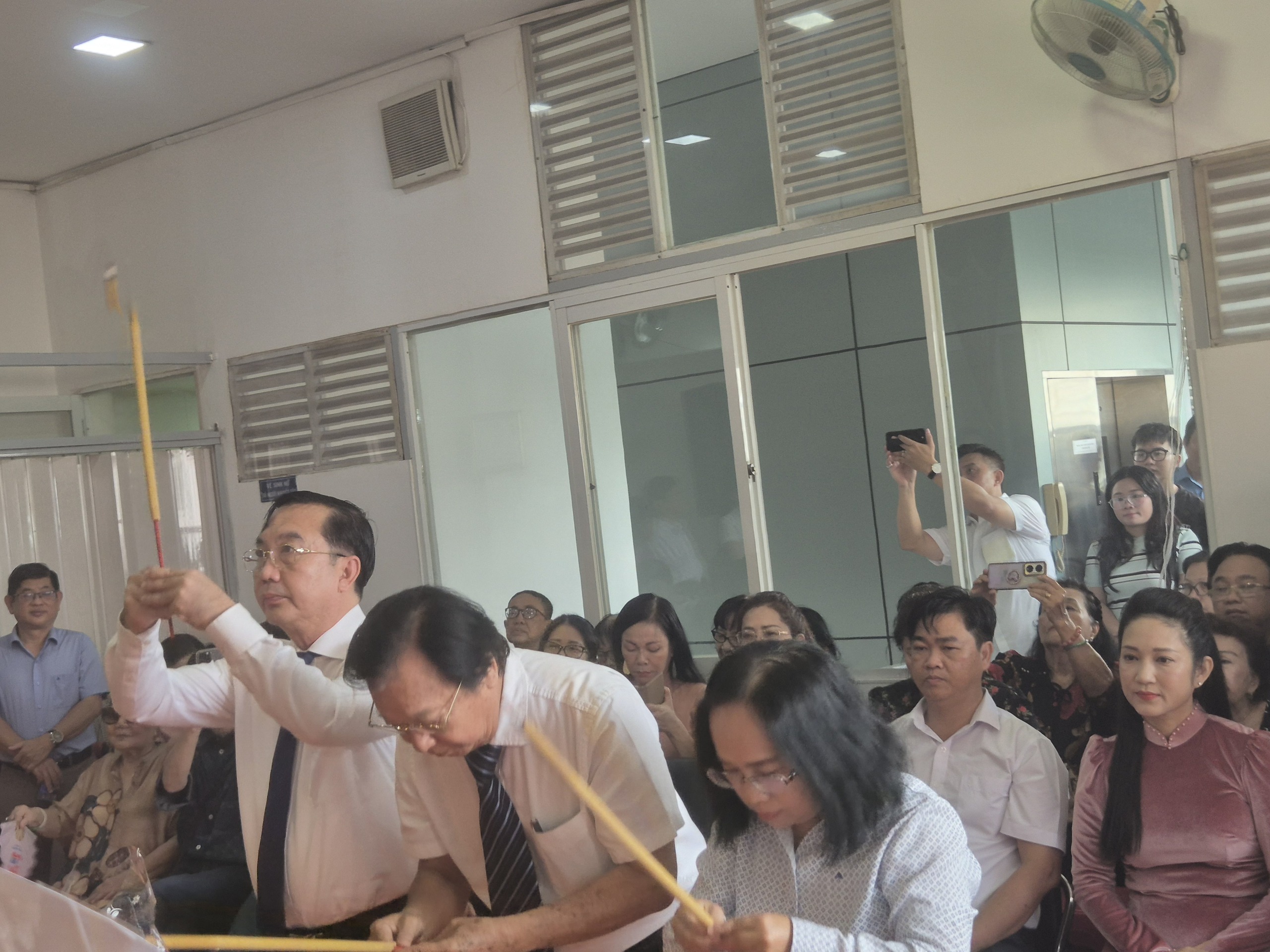 វិចិត្រករបុព្វបុរស Bao Quoc សិល្បករកិត្តិយស Thanh Loc... បានជួបជុំគ្នានៅប្រាសាទដូនតា - រូបថត ៧. NSƯT Bảo Quốc, NSƯT Thành Lộc… tụ hội tại Nhà thờ Tổ- Ảnh 7.