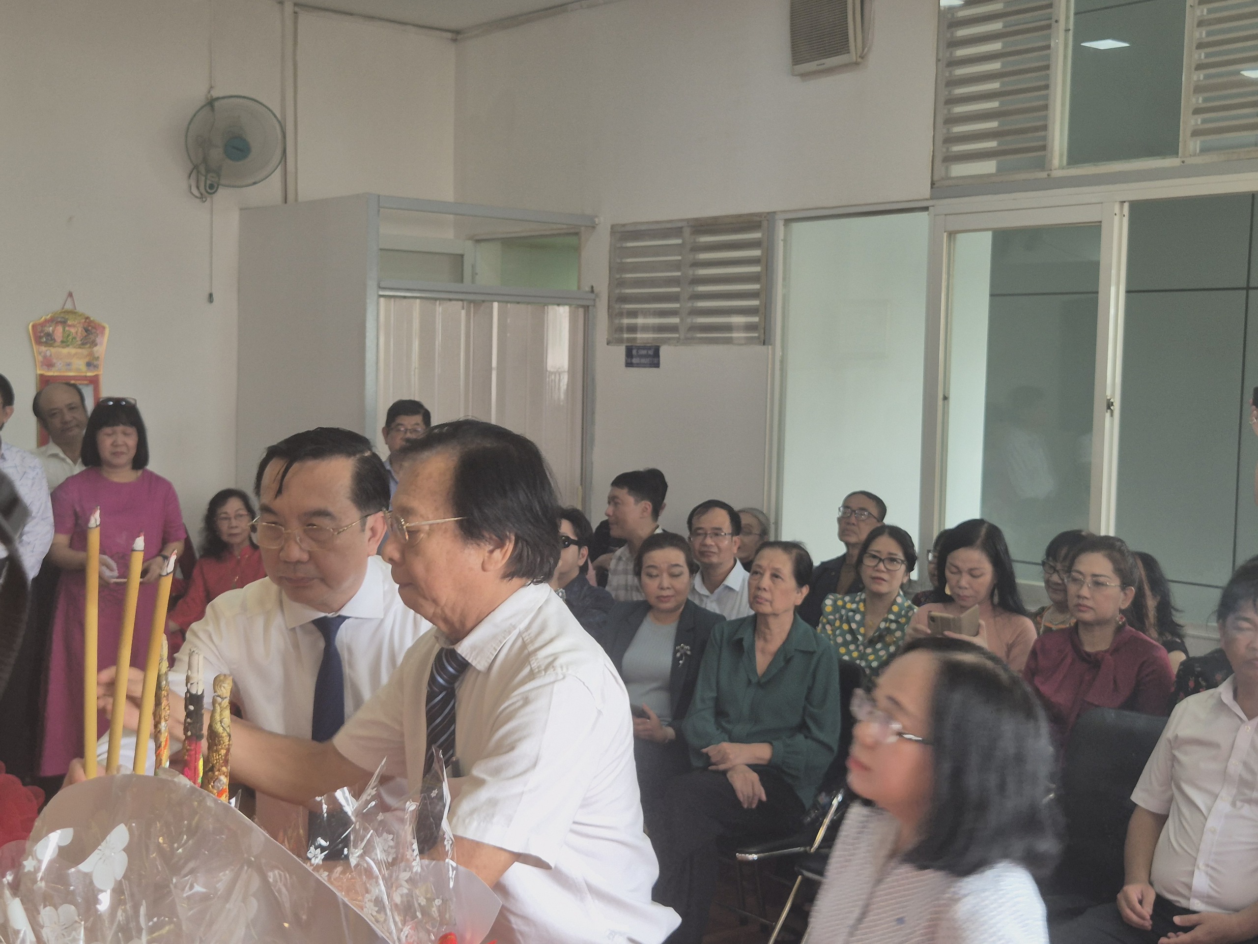 សិល្បករសិល្បការិនី Bao Quoc សិល្បករបុព្វបុរស Thanh Loc ... បានជួបជុំគ្នានៅប្រាសាទដូនតា - រូបថត ៦. NSƯT Bảo Quốc, NSƯT Thành Lộc… tụ hội tại Nhà thờ Tổ- Ảnh 6.