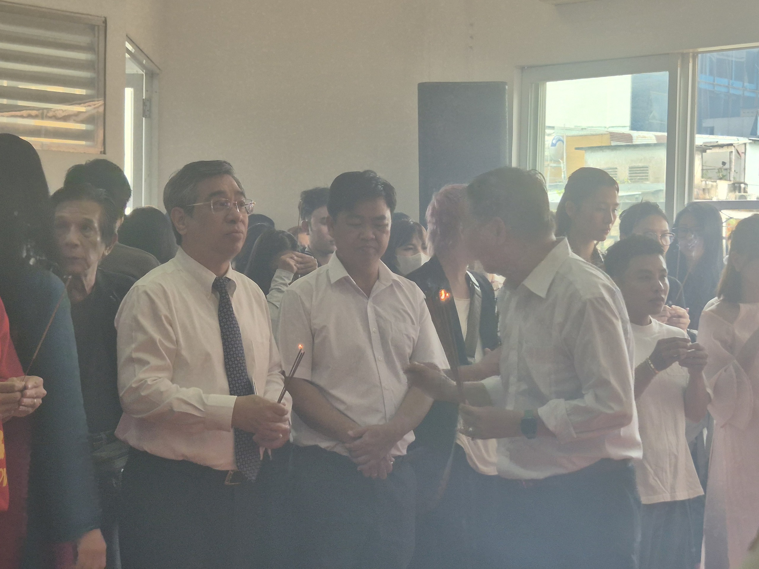 សិល្បករសិល្បការិនី Bao Quoc សិល្បករសិល្បការិនីល្បីឈ្មោះ Thanh Loc... បានជួបជុំគ្នានៅប្រាសាទដូនតា - រូបថត ២. NSƯT Bảo Quốc, NSƯT Thành Lộc… tụ hội tại Nhà thờ Tổ- Ảnh 2.