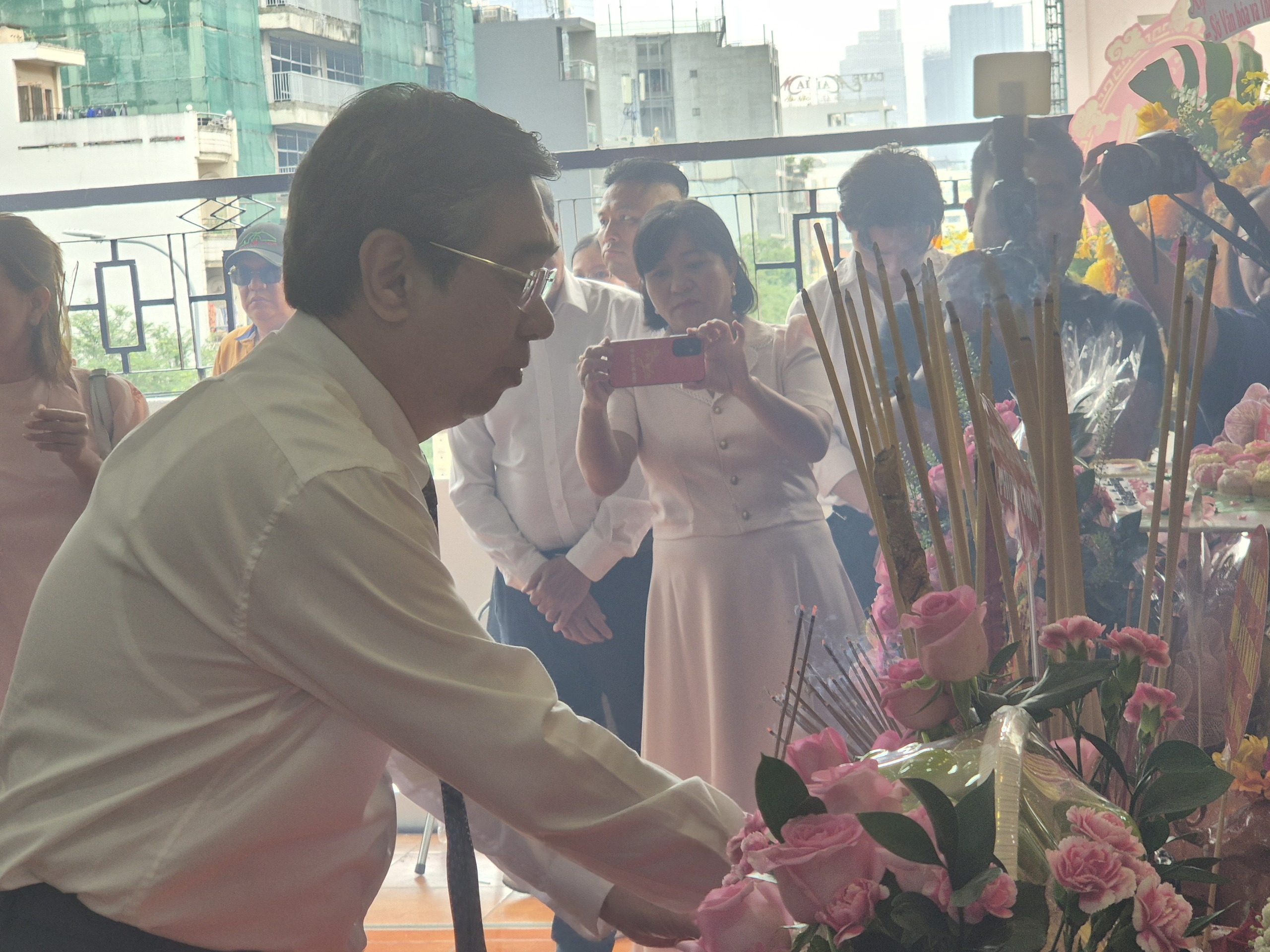 វិចិត្រករបុព្វបុរស Bao Quoc សិល្បករបុព្វបុរស Thanh Loc... បានជួបជុំគ្នានៅប្រាសាទដូនតា - រូបថត ៣. NSƯT Bảo Quốc, NSƯT Thành Lộc… tụ hội tại Nhà thờ Tổ- Ảnh 3.