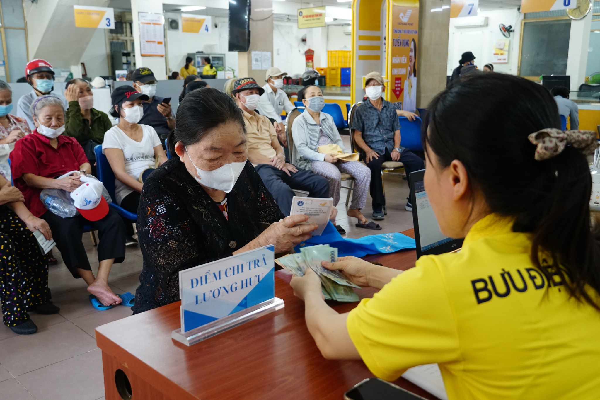 Lương hưu, trợ cấp tháng 10 được chi trả từ ngày 2 đến 25 - Ảnh 1.