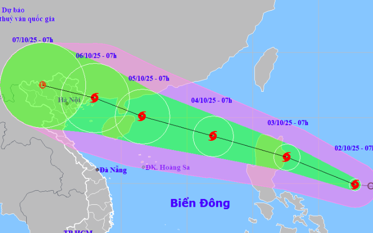 Bão Matmo sắp vào Biển Đông, vì sao mùa mưa bão năm nay bất thường so với mọi năm?- Ảnh 1.
