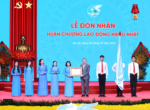 Tôn vinh những bông hoa đẹp trong vườn hoa thi đua- Ảnh 1. Tôn vinh những bông hoa đẹp trong vườn hoa thi đua- Ảnh 1.