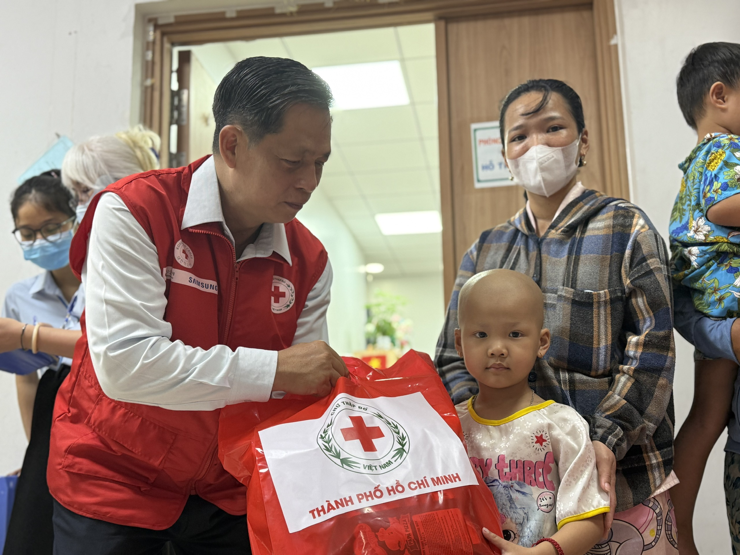 Mang ấm áp trung thu vào bệnh viện cho bệnh nhi ung thư- Ảnh 1. Mang ấm áp trung thu vào bệnh viện cho bệnh nhi ung thư- Ảnh 1.
