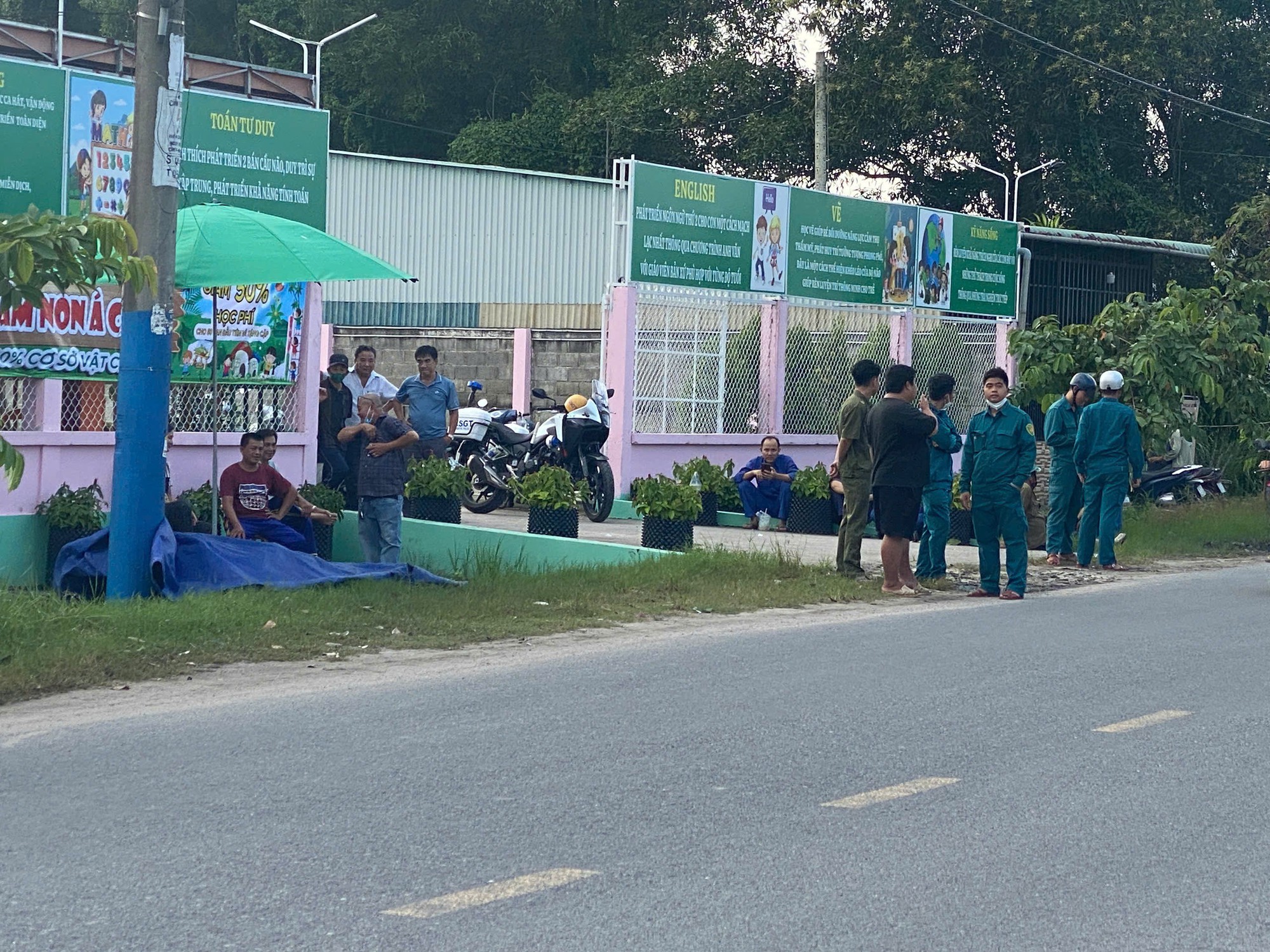 Hiện trường vụ người phụ nữ tông cột điện tử vong ở TP HCM- Ảnh 1.