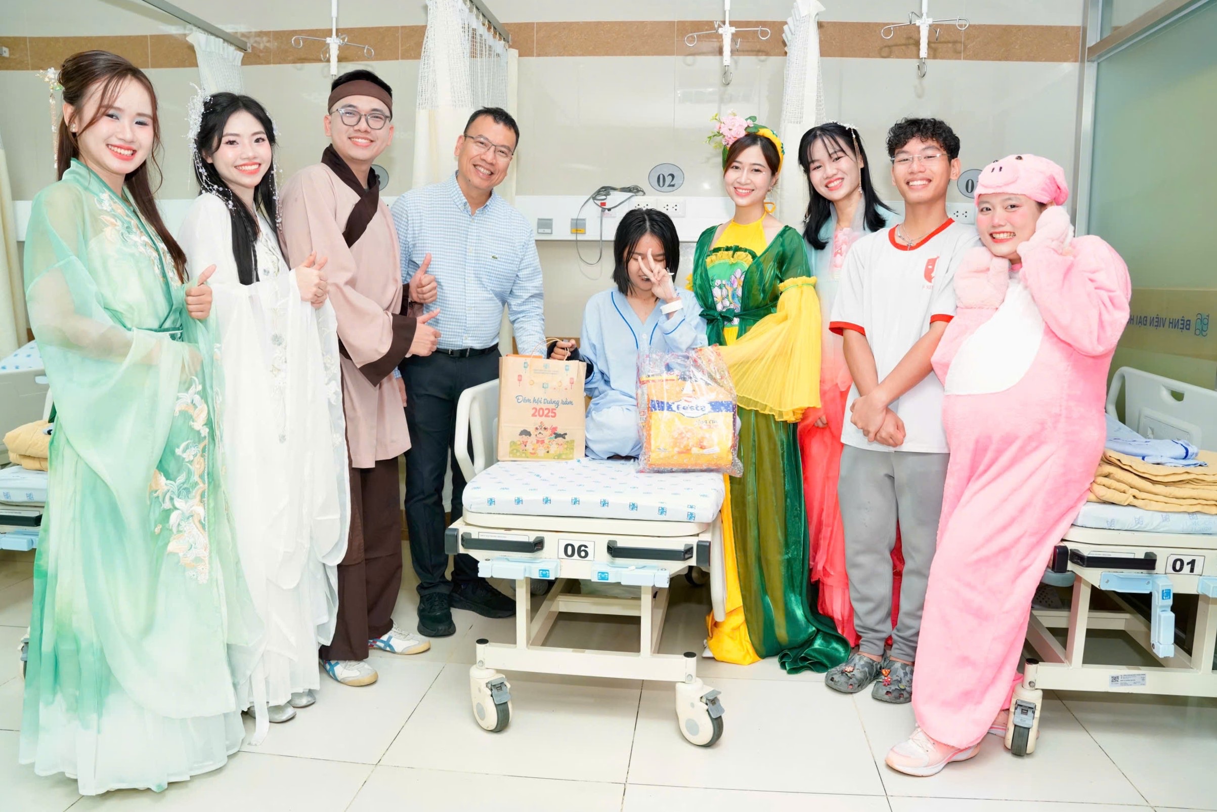 Mang ấm áp trung thu vào bệnh viện cho bệnh nhi ung thư- Ảnh 4.
