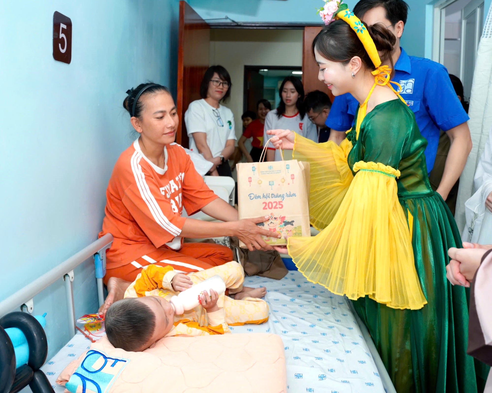 Mang ấm áp trung thu vào bệnh viện cho bệnh nhi ung thư- Ảnh 5.