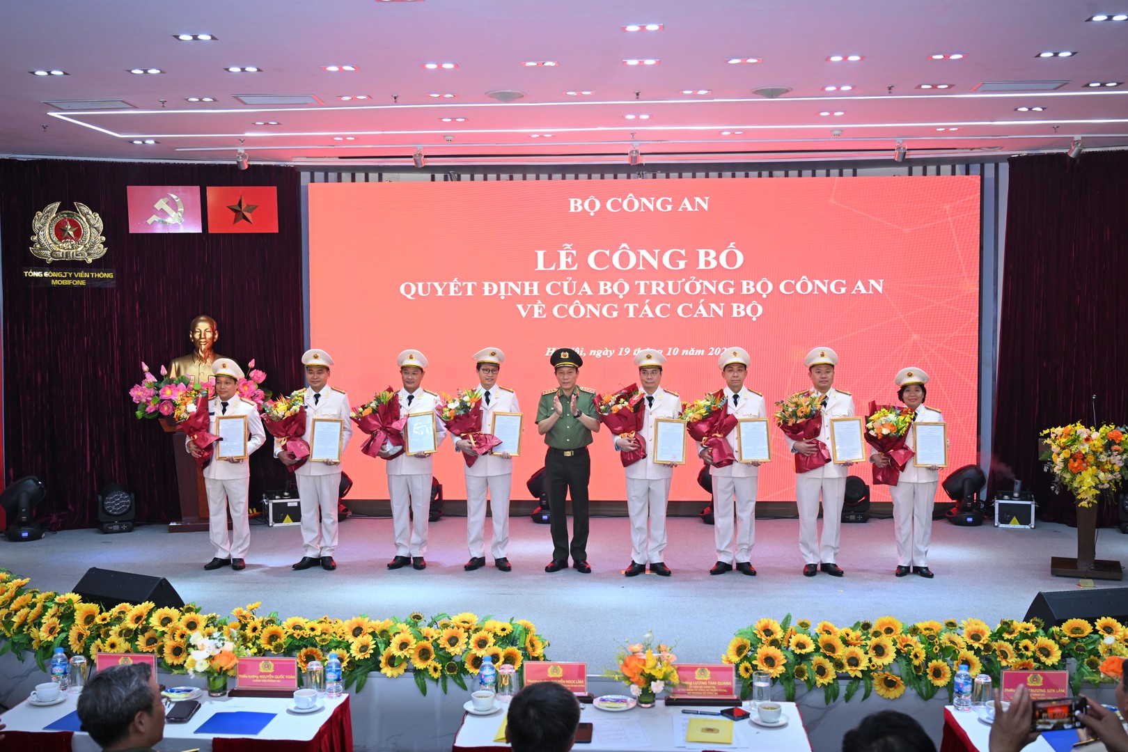 Lãnh đạo MobiFone vào biên chế Công an nhân dân: Bước ngoặt mới trong sự nghiệp - Ảnh 1. Lãnh đạo MobiFone vào biên chế Công an nhân dân: Bước ngoặt mới trong sự nghiệp - Ảnh 1.