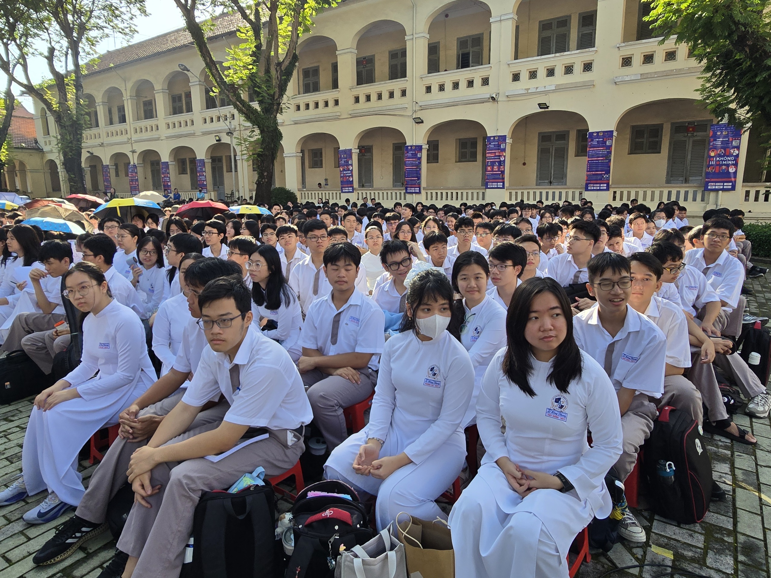 Công an TP HCM khởi động chiến dịch "Không một mình" tại Trường THPT Chuyên Lê Hồng Phong - Ảnh 1.
