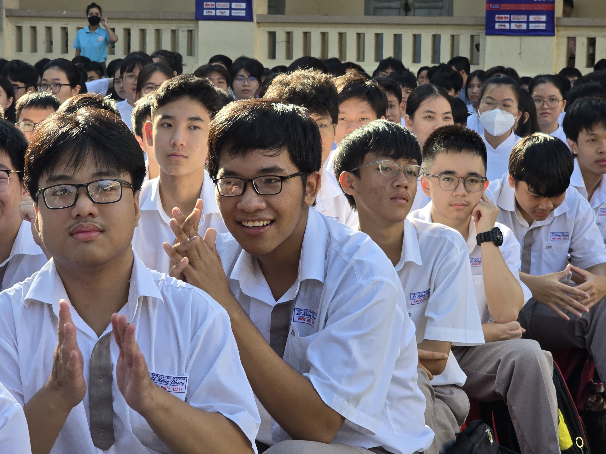 Công an TP HCM khởi động chiến dịch "Không một mình" tại Trường THPT Chuyên Lê Hồng Phong - Ảnh 2.