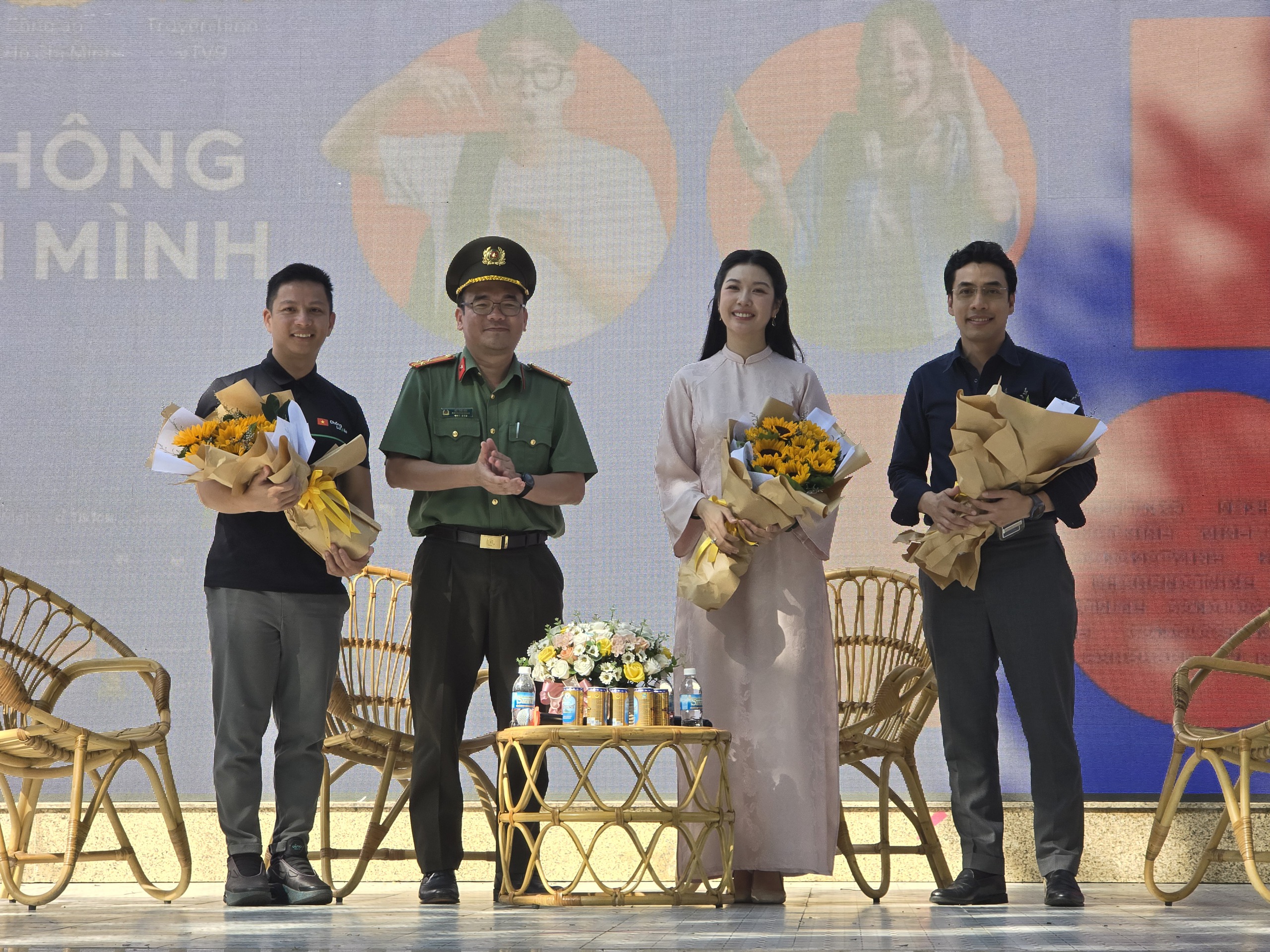 Công an TP HCM khởi động chiến dịch "Không một mình" tại Trường THPT Chuyên Lê Hồng Phong - Ảnh 4.