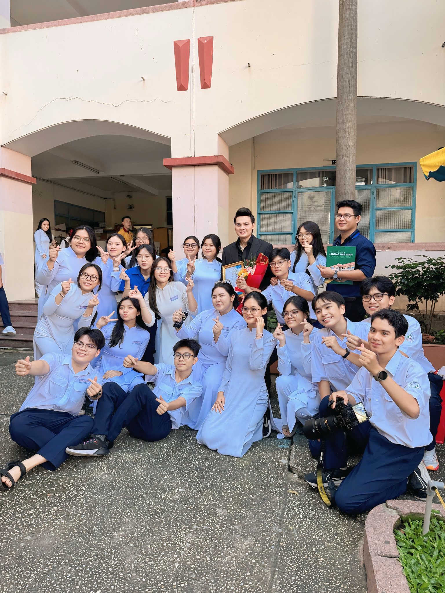 NSƯT Kim Tiểu Long chào mừng ngày Phụ Nữ Việt Nam tại Trường THPT Lương Thế Vinh - Ảnh 2.