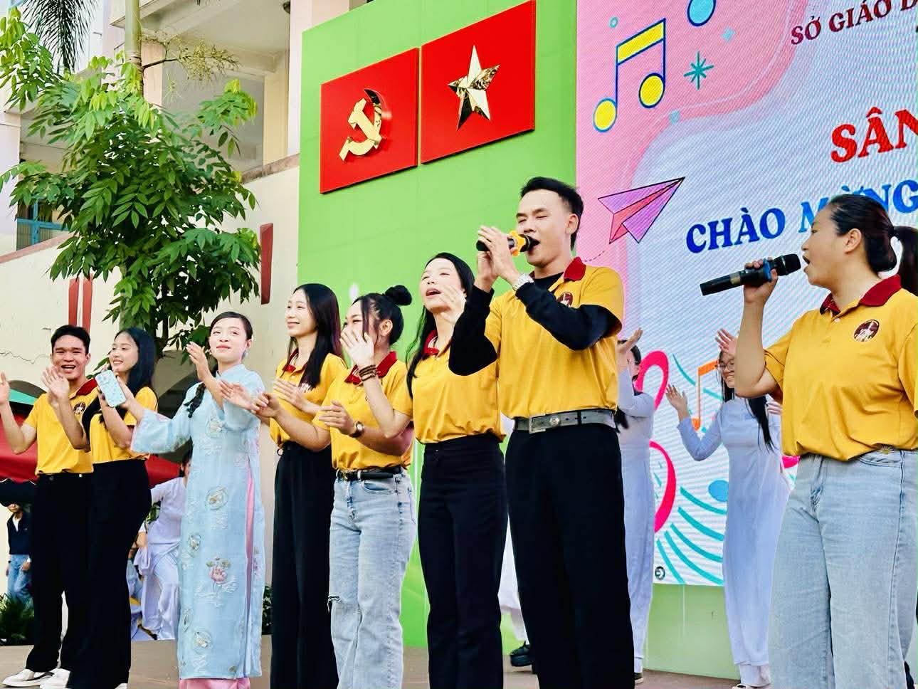 NSƯT Kim Tiểu Long chào mừng ngày Phụ Nữ Việt Nam tại Trường THPT Lương Thế Vinh - Ảnh 7.