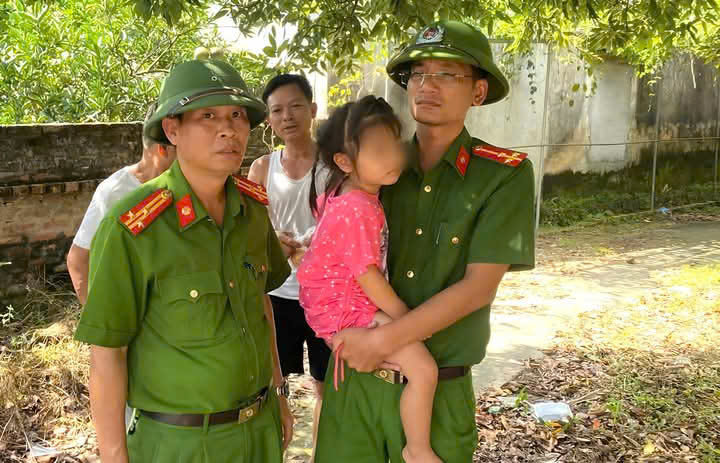 Giải cứu bé gái 4 tuổi bị bố đẻ đe dọa treo cổ lên trần nhà - Ảnh 1.