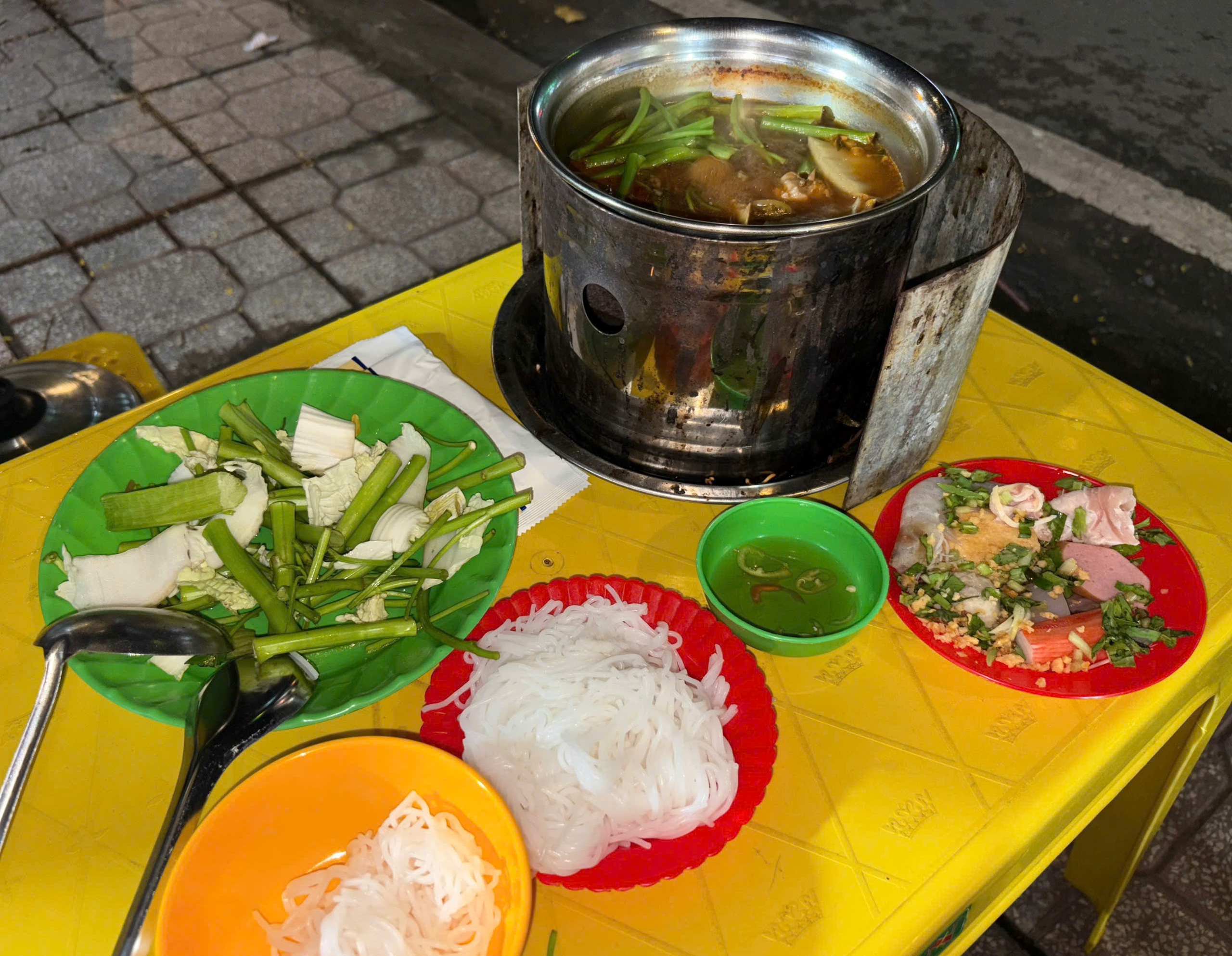 Lẩu 39.000 - 69.000 đồng "làm mưa làm gió" ở TP HCM - Ảnh 2.
