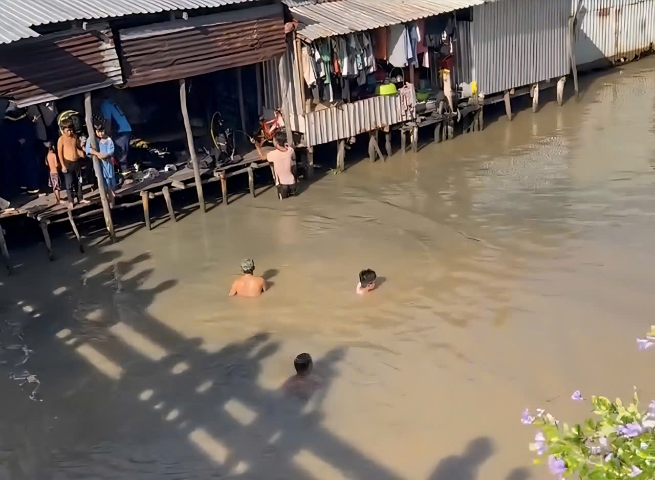 Bé trai 4 tháng tuổi nghi rơi xuống sông mất tích khi đang ngủ ở An Giang - Ảnh 1.