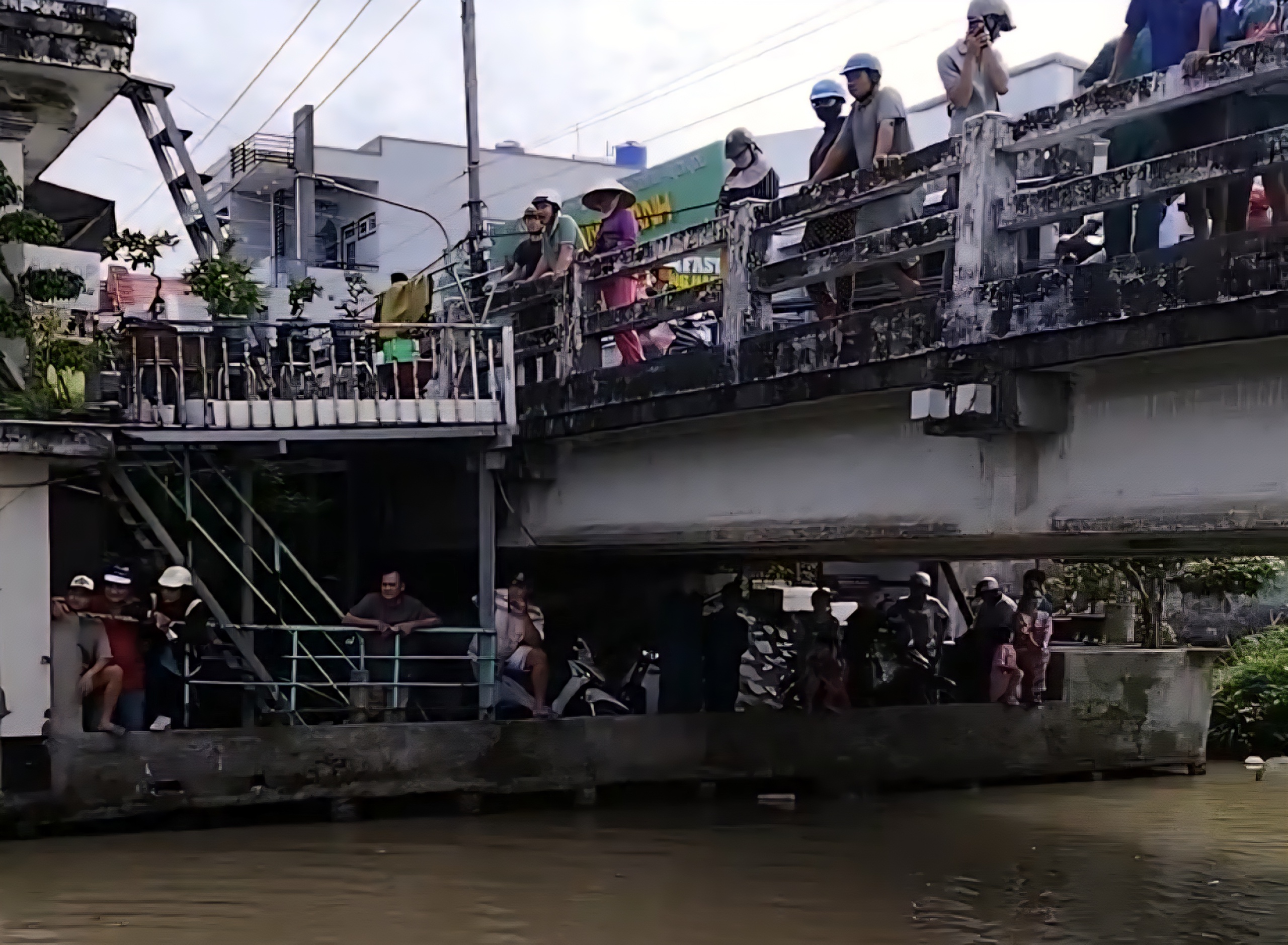 Bé trai 4 tháng tuổi nghi rơi xuống sông mất tích khi đang ngủ ở An Giang - Ảnh 2.