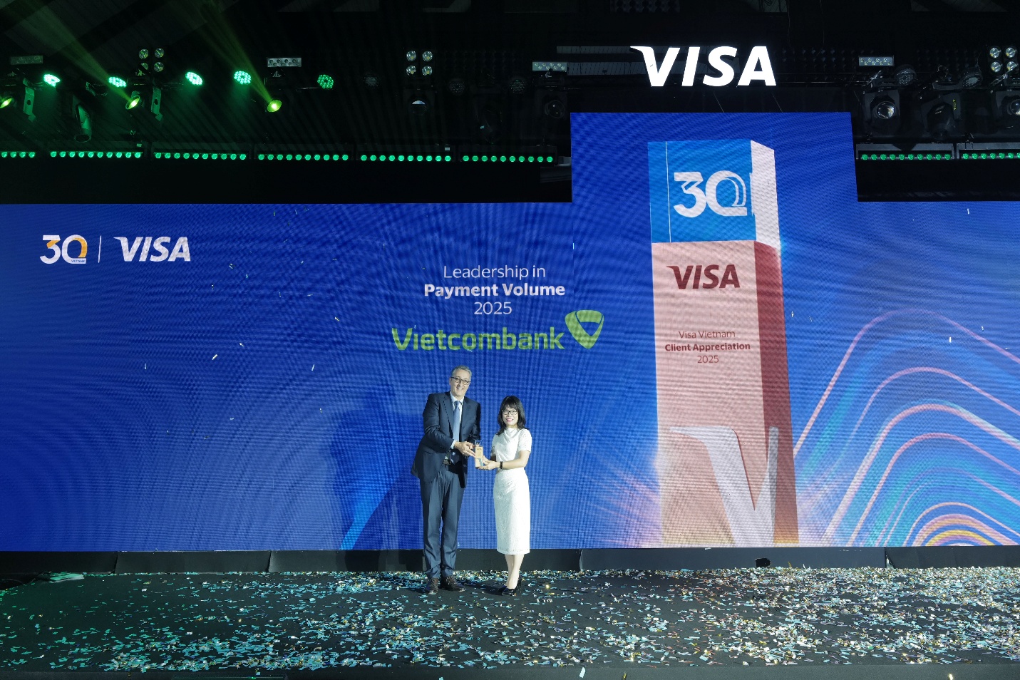 Vietcombank được Tổ chức thẻ quốc tế Visa vinh danh với 8 giải thưởng - Ảnh 1.
