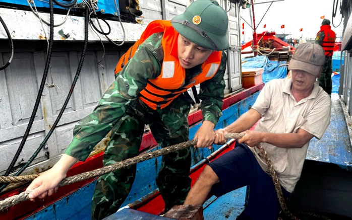 Thủ tướng chỉ đạo 6 tỉnh, thành phố chủ động ứng phó bão số 15 - Ảnh 1.