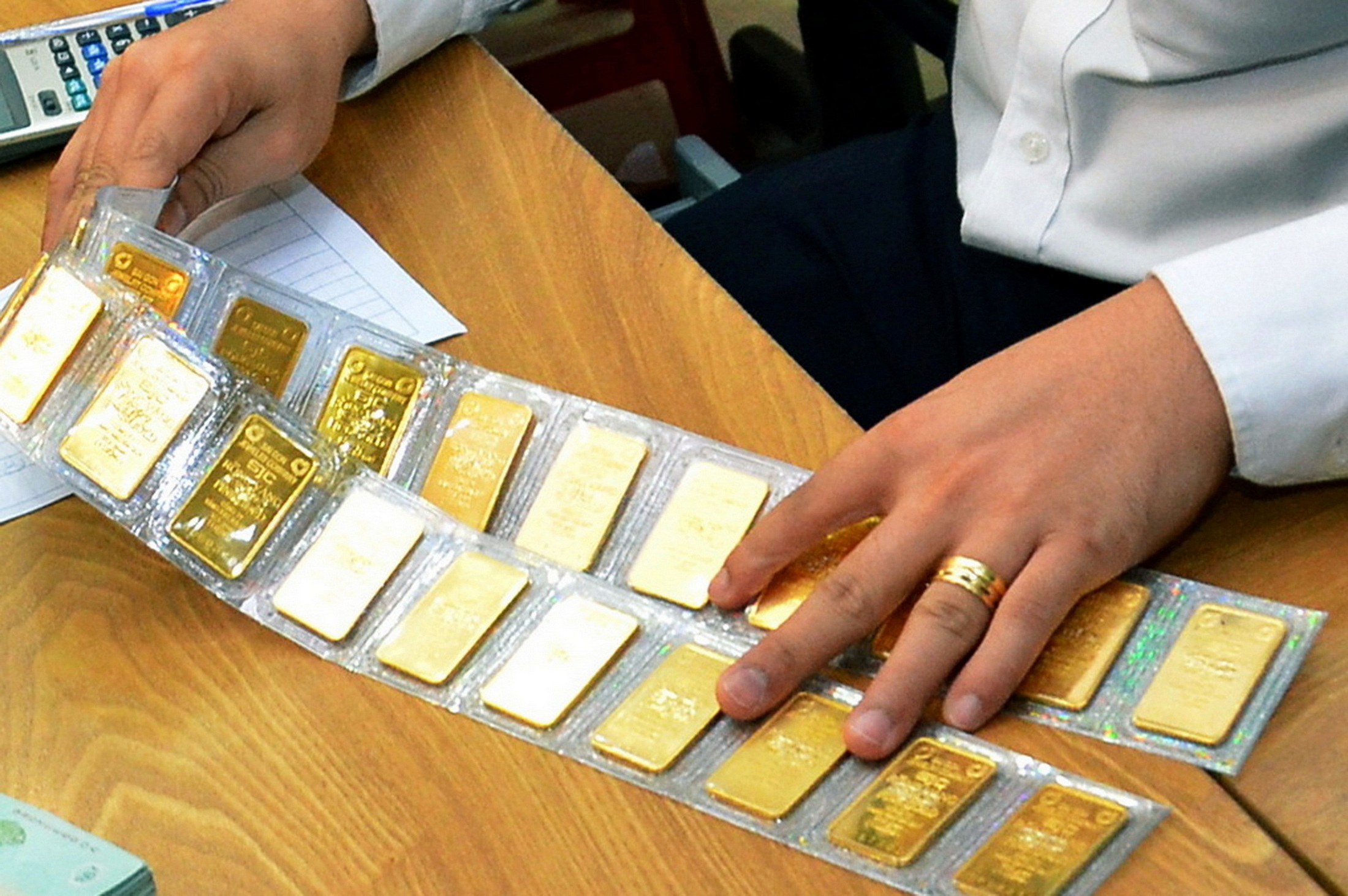 Giá vàng hôm nay, 21-10: Giá vàng thế giới tăng trở lại hàng trăm USD - Ảnh 1. Giá vàng hôm nay, 21-10: Giá vàng thế giới tăng trở lại hàng trăm USD - Ảnh 1.