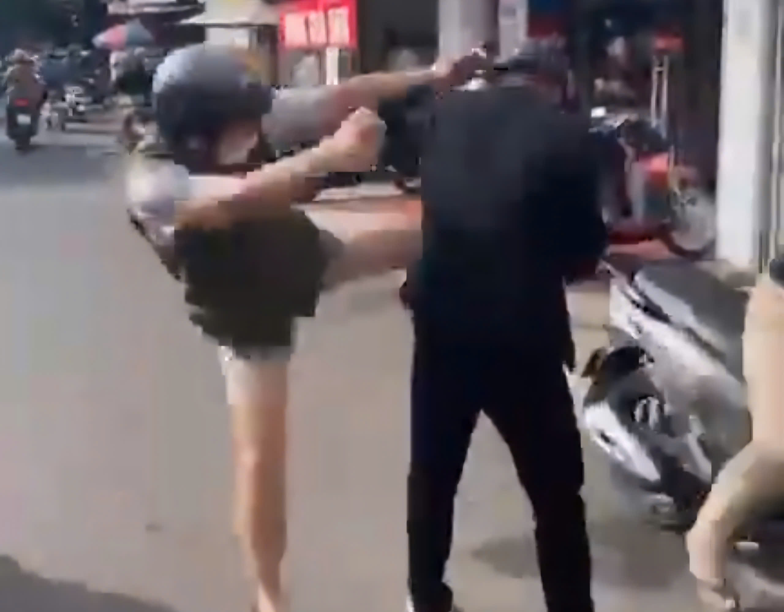 Xác định người đàn ông đánh người và đe dọa Mày biết tao là ai không? - Ảnh 1. Xác định người đàn ông đánh người và đe dọa Mày biết tao là ai không? - Ảnh 1.