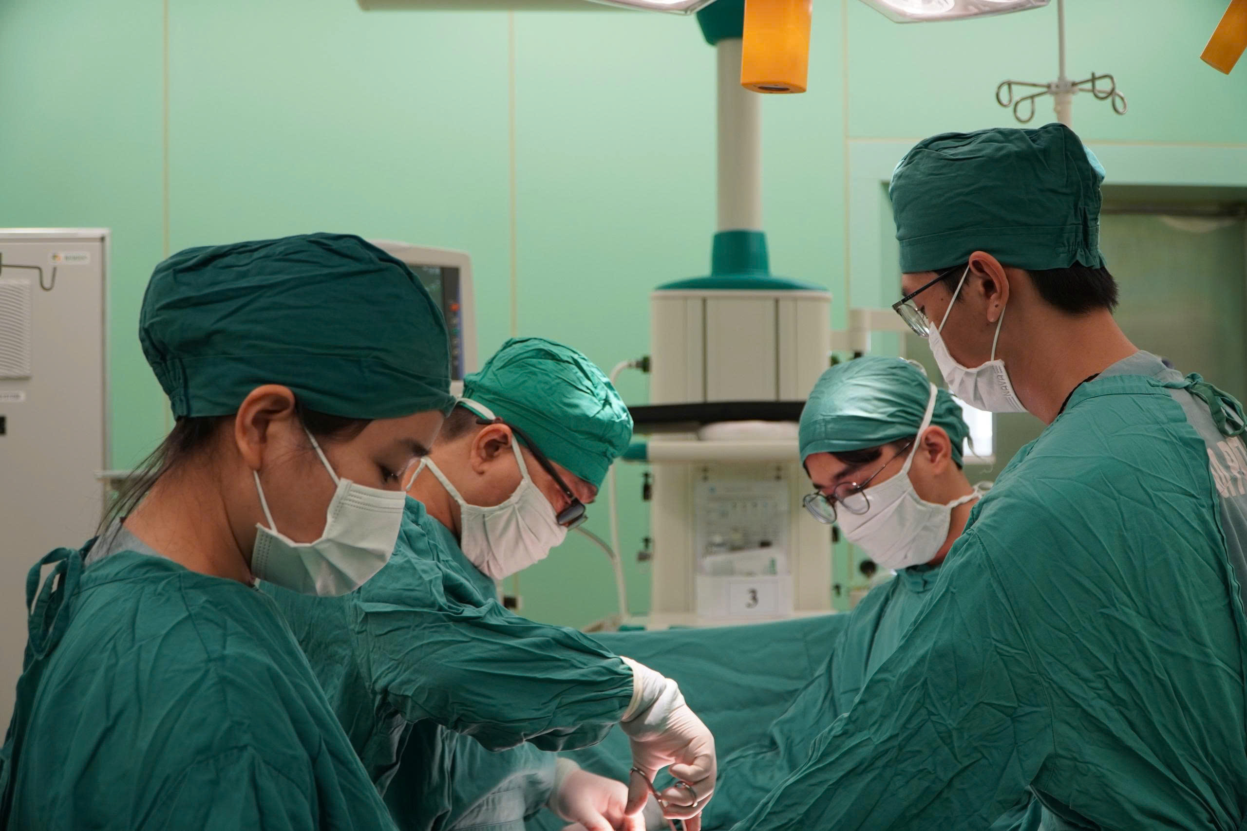 Cắt 5 mét ruột non bị hoại tử, cứu bệnh nhân nguy kịch - Ảnh 1.
