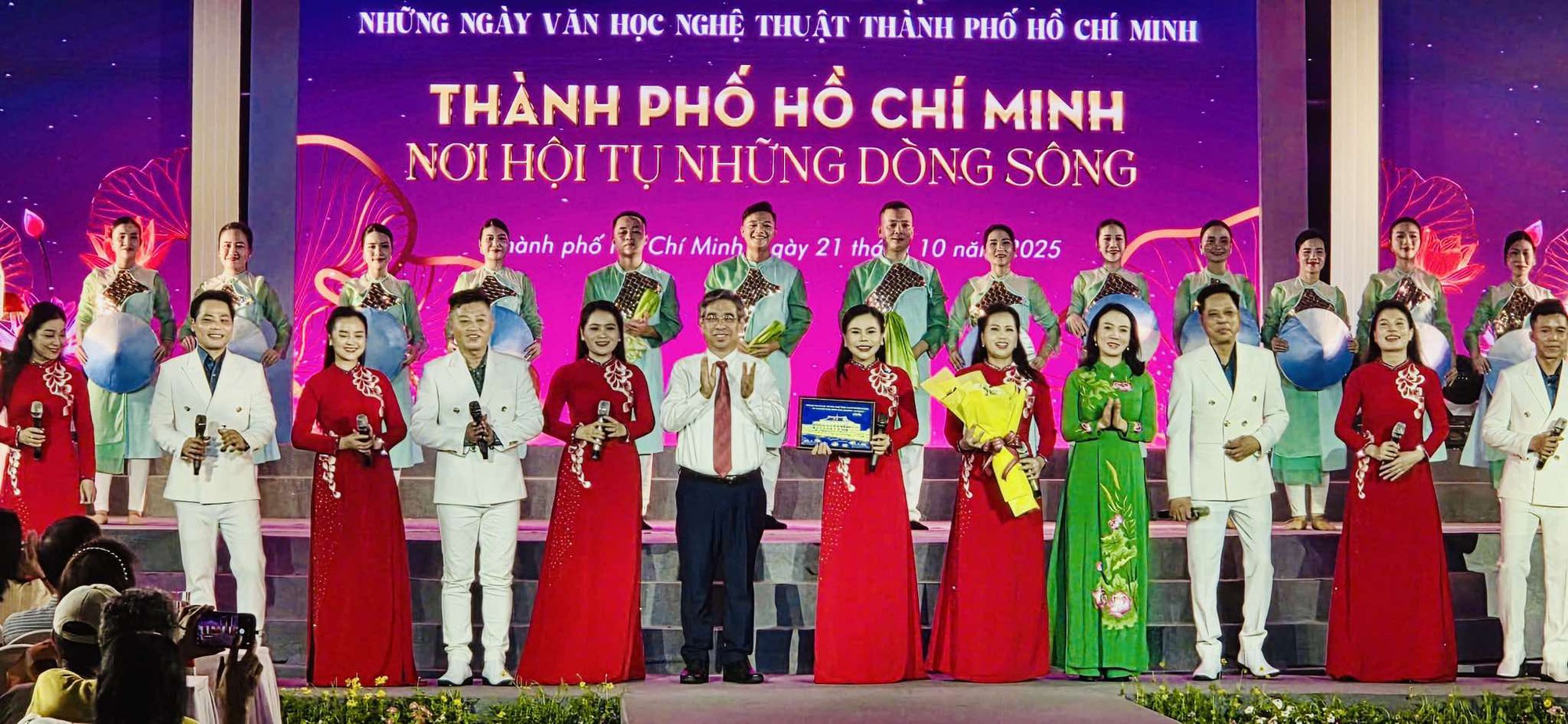 Dạt dào cảm xúc với chương trình khép lại "Những ngày Văn học – Nghệ thuật TP HCM" - Ảnh 1.
