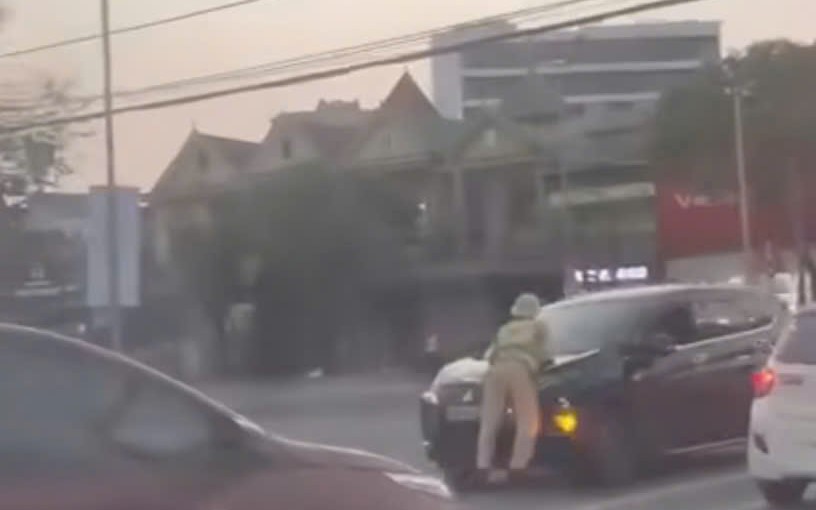 VIDEO: Thiếu tá CSGT bị ô tô tông, bám nắp ca-pô gây xôn xao dư luận - Ảnh 2.