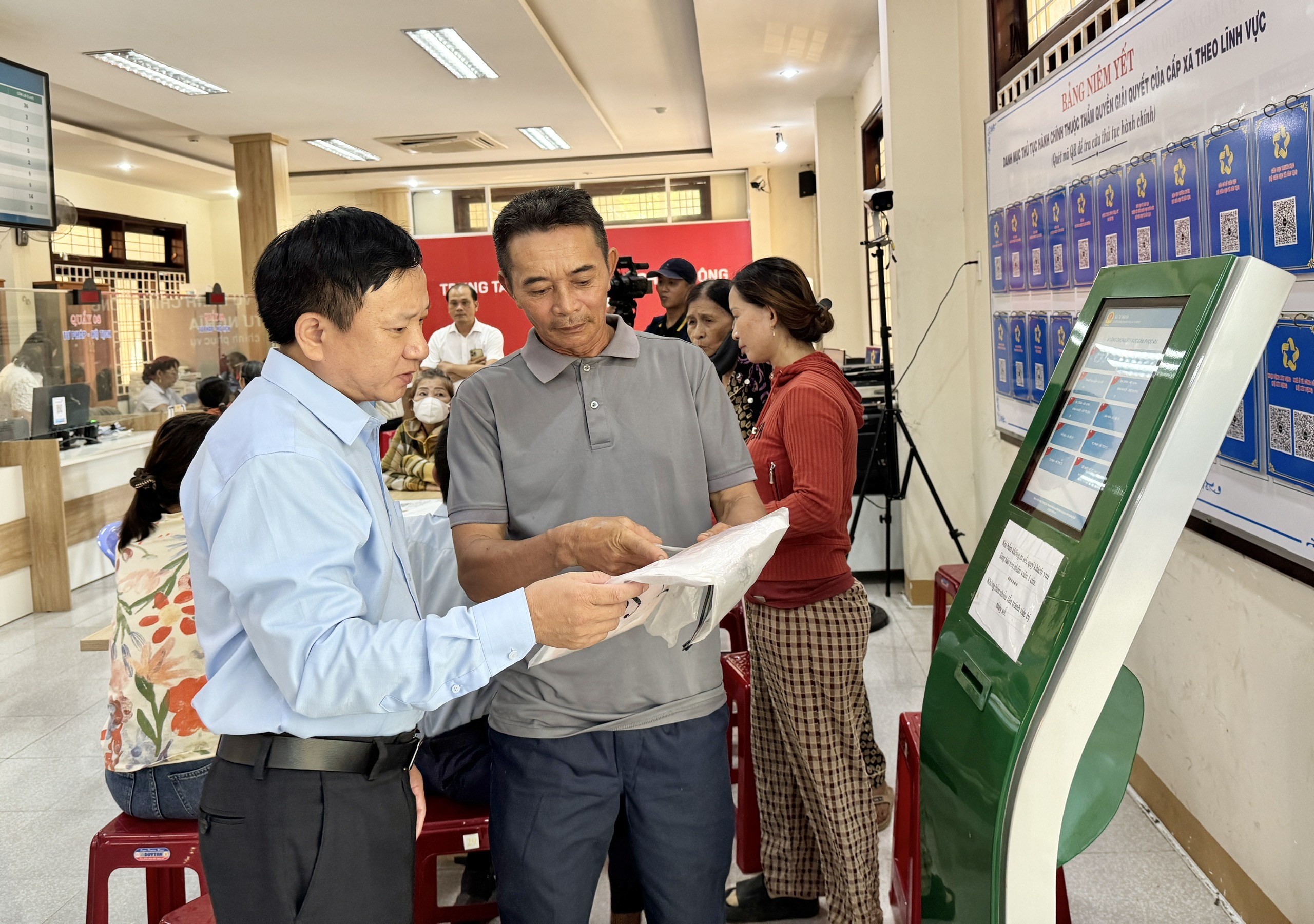 Quảng Ngãi "biệt phái" 46 cán bộ về xã, phường hỗ trợ chuyên môn - Ảnh 1.