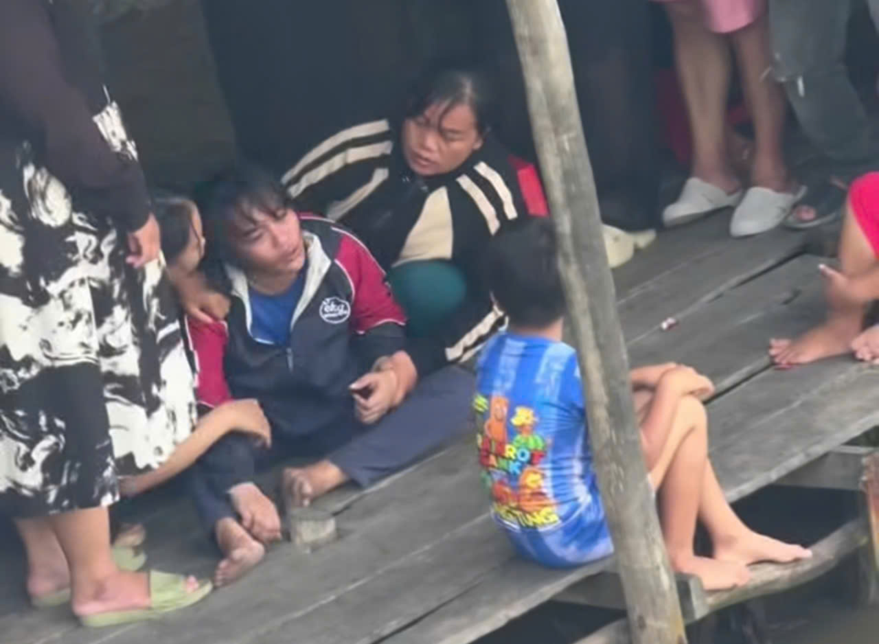Tìm thấy thi thể con của người phụ nữ bán vé số dạo bị lọt xuống sông - Ảnh 2.
