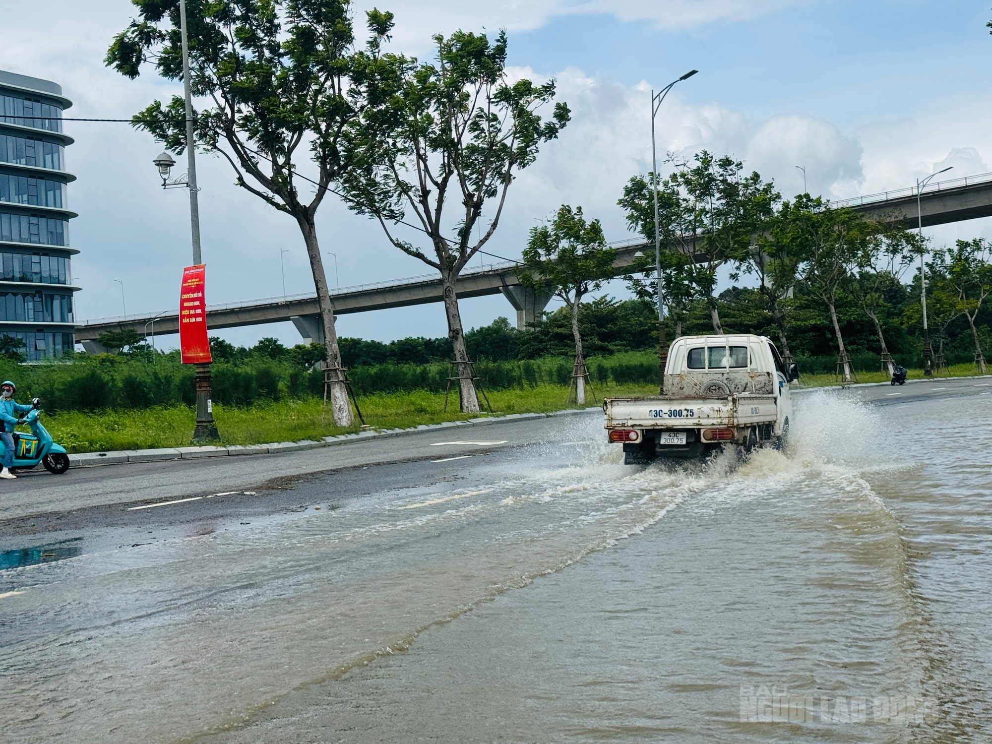Sóng lớn tràn bờ sông Hàn Đà Nẵng trước bão số 12 Fengshen gây ngập lụt - Ảnh 8. Sóng lớn tràn bờ sông Hàn Đà Nẵng trước bão số 12 Fengshen gây ngập lụt - Ảnh 8.