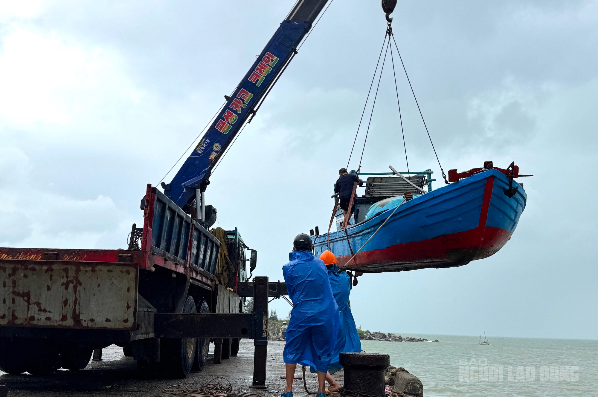 Đà Nẵng khẩn trương ứng phó bão số 12 Fengshen và mưa lớn sắp tới - Ảnh 3. Đà Nẵng khẩn trương ứng phó bão số 12 Fengshen và mưa lớn sắp tới - Ảnh 3.