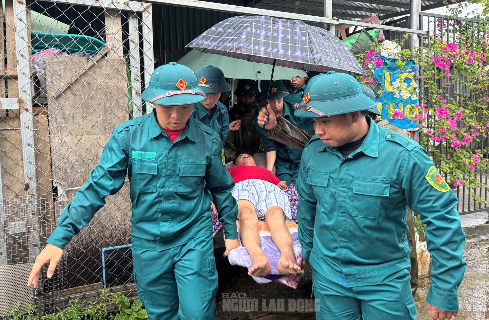 Khẩn trương ứng phó bão số 12 và mưa lớn ở Mẹ Suốt , Đà Nẵng - Ảnh 4. Khẩn trương ứng phó bão số 12 và mưa lớn ở Mẹ Suốt , Đà Nẵng - Ảnh 4.